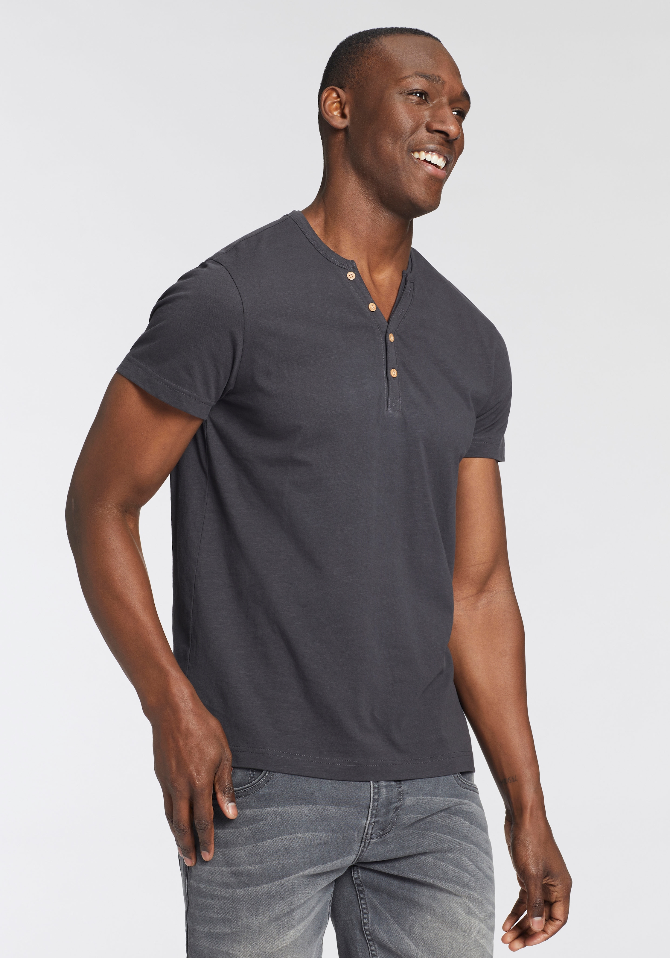 Bruno Banani T-Shirt, Mit geknöpften V-Ausschnitt