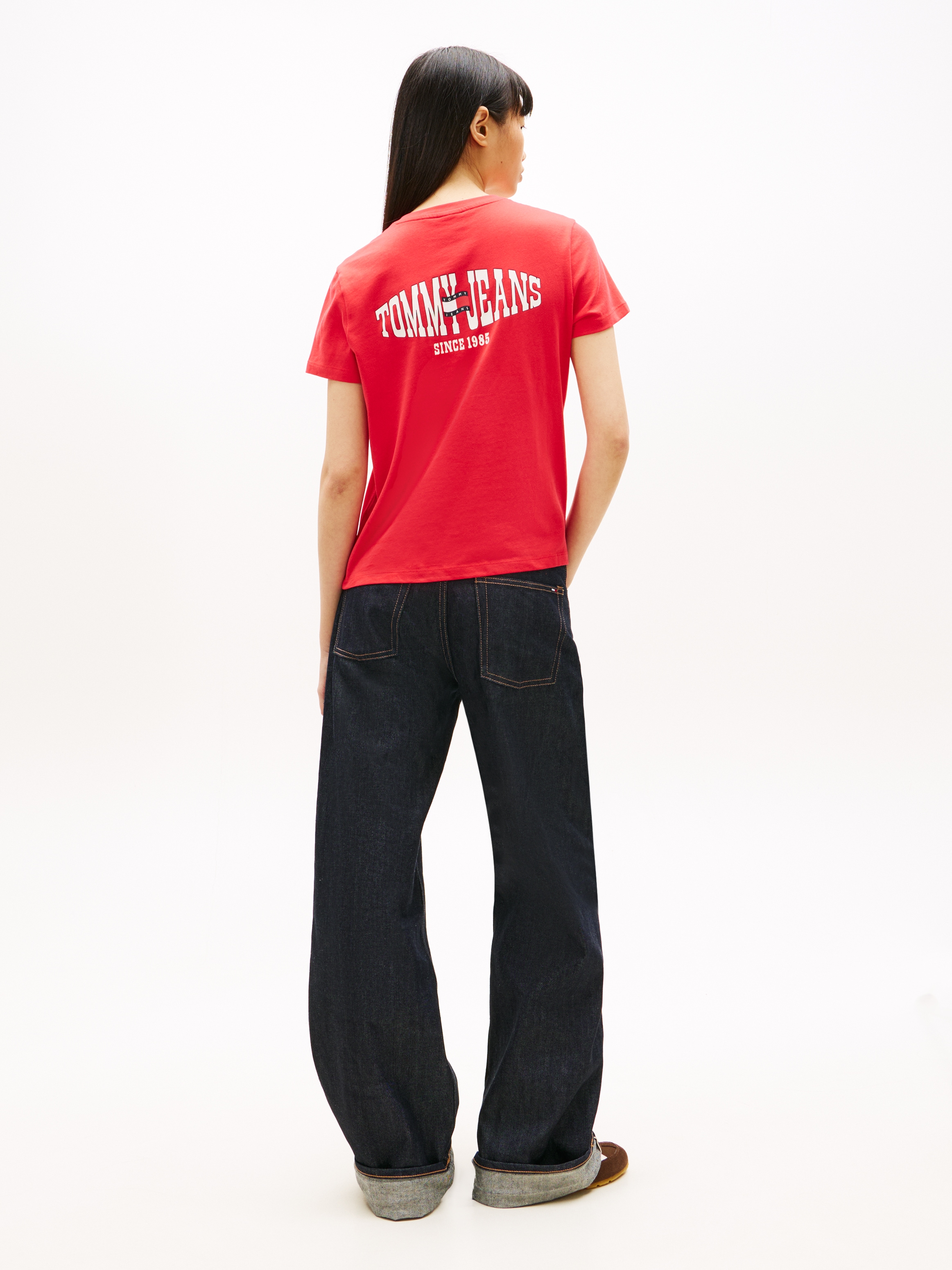 Tommy Jeans Kurzarmshirt »TJW REG WAVY FLAG SS TEE EXT« Tommy Flag-Badge auf Brust, Jersey aus reiner Baumwolle