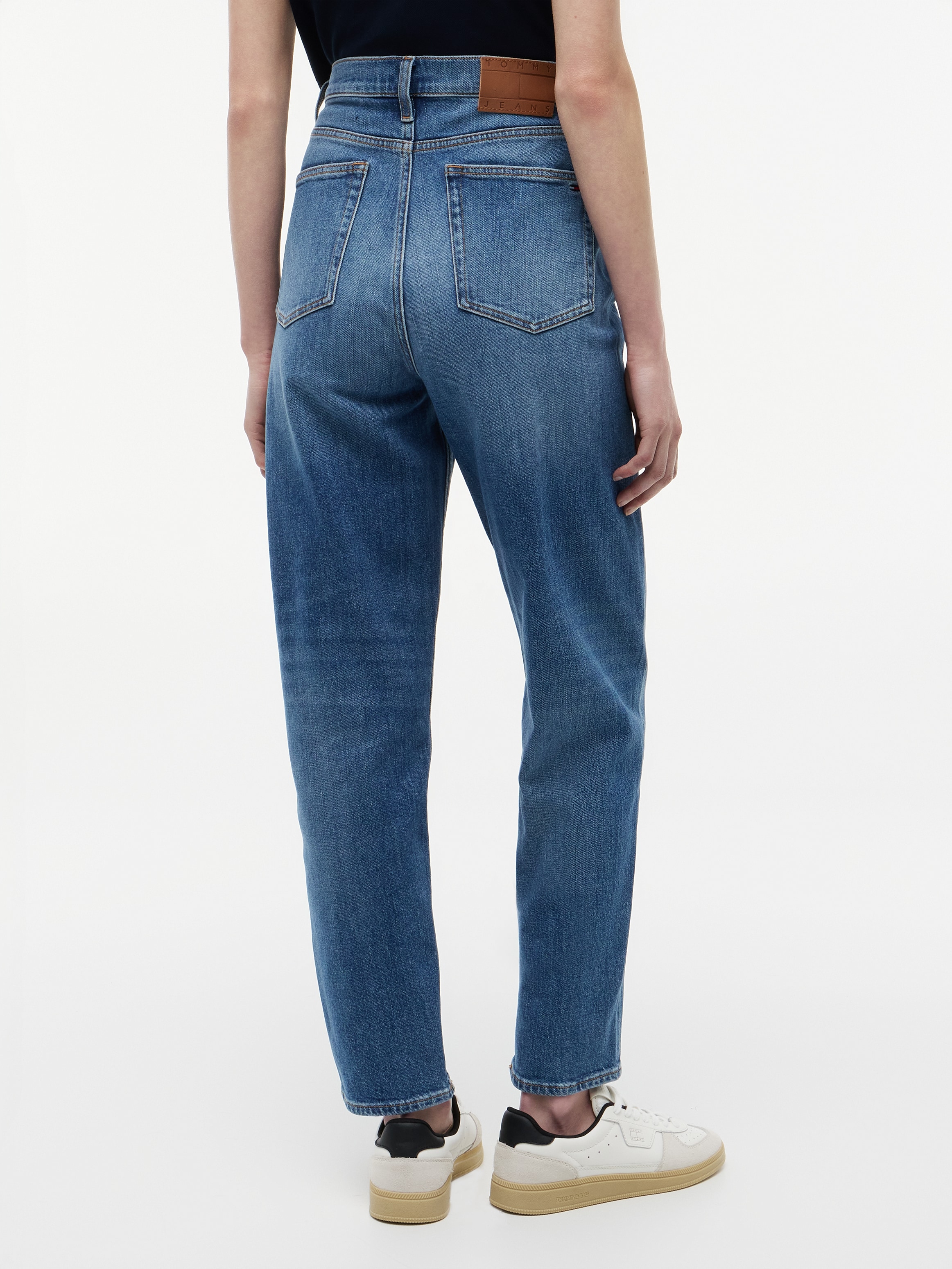 Tommy Jeans Mom-Jeans »MOM JEAN UH TPR« Tapered Mom Jeans mit ultrahohem Bund
