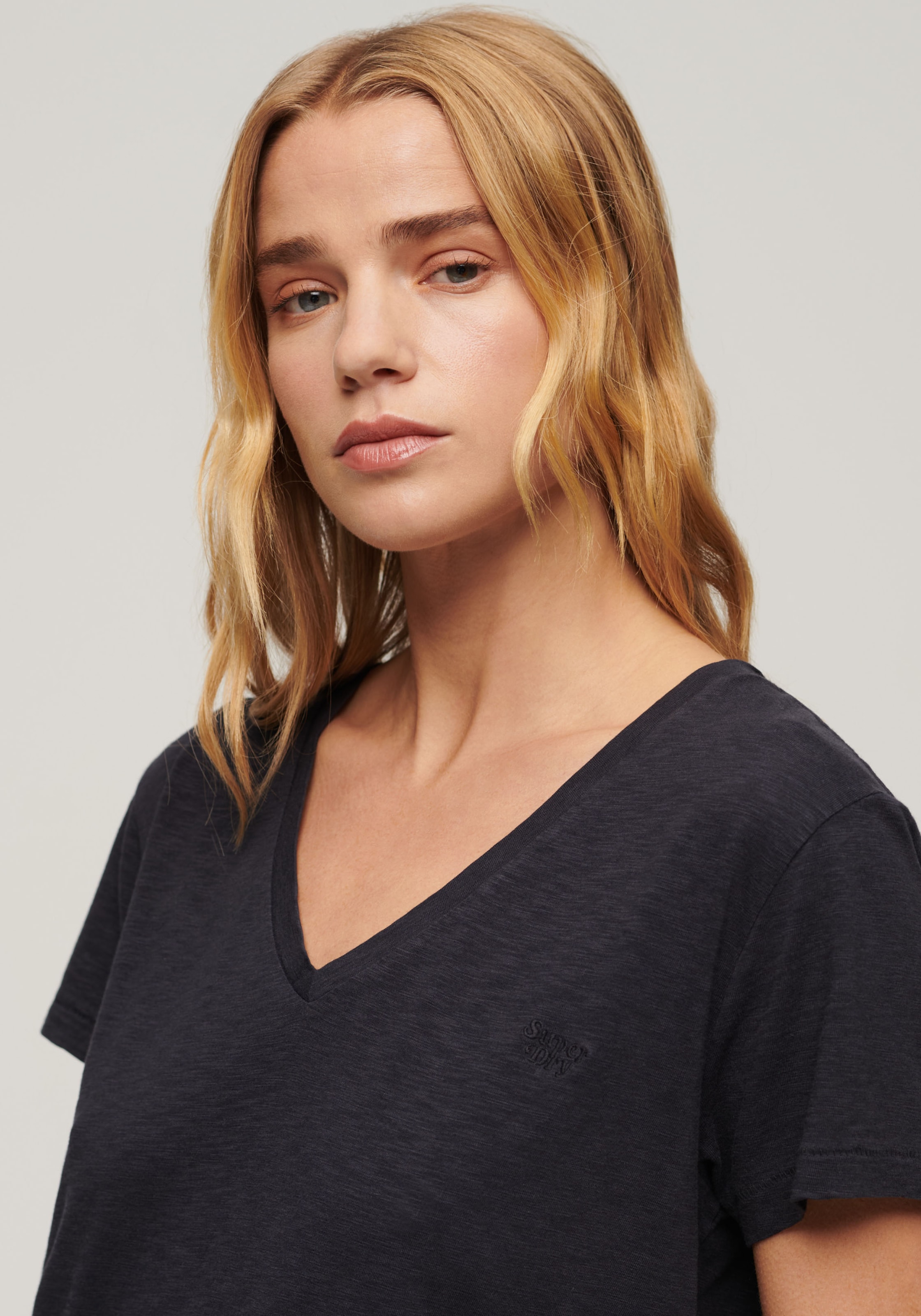 Superdry V-Shirt »STUDIOS SLUB EMB VEE TEE«, strukturiertes T-Shirt mit V-Ausschnitt und Stickerei