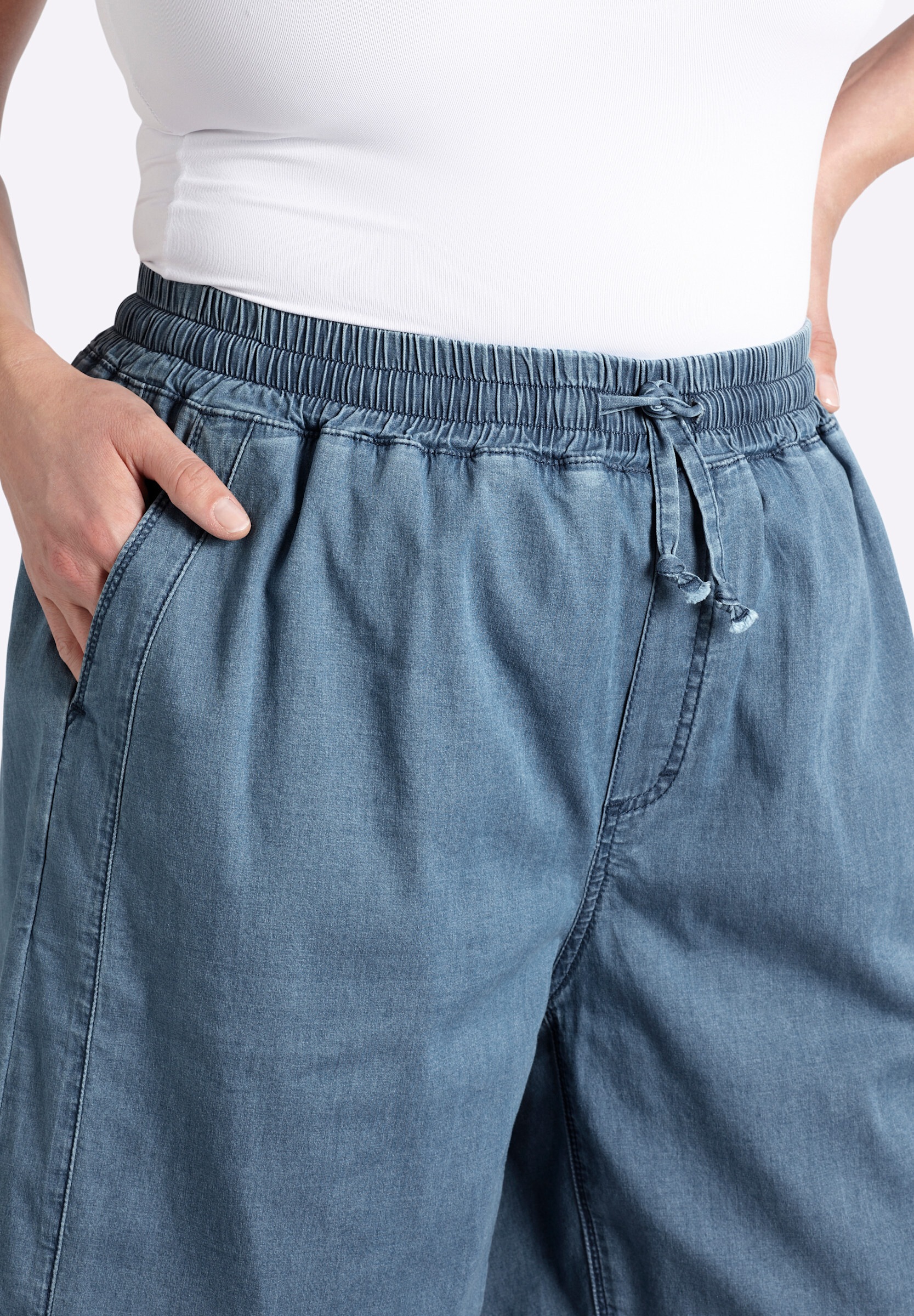Sheego Jeansshorts »Jeans-Shorts Jeansshort mit Ziernieten hinten«