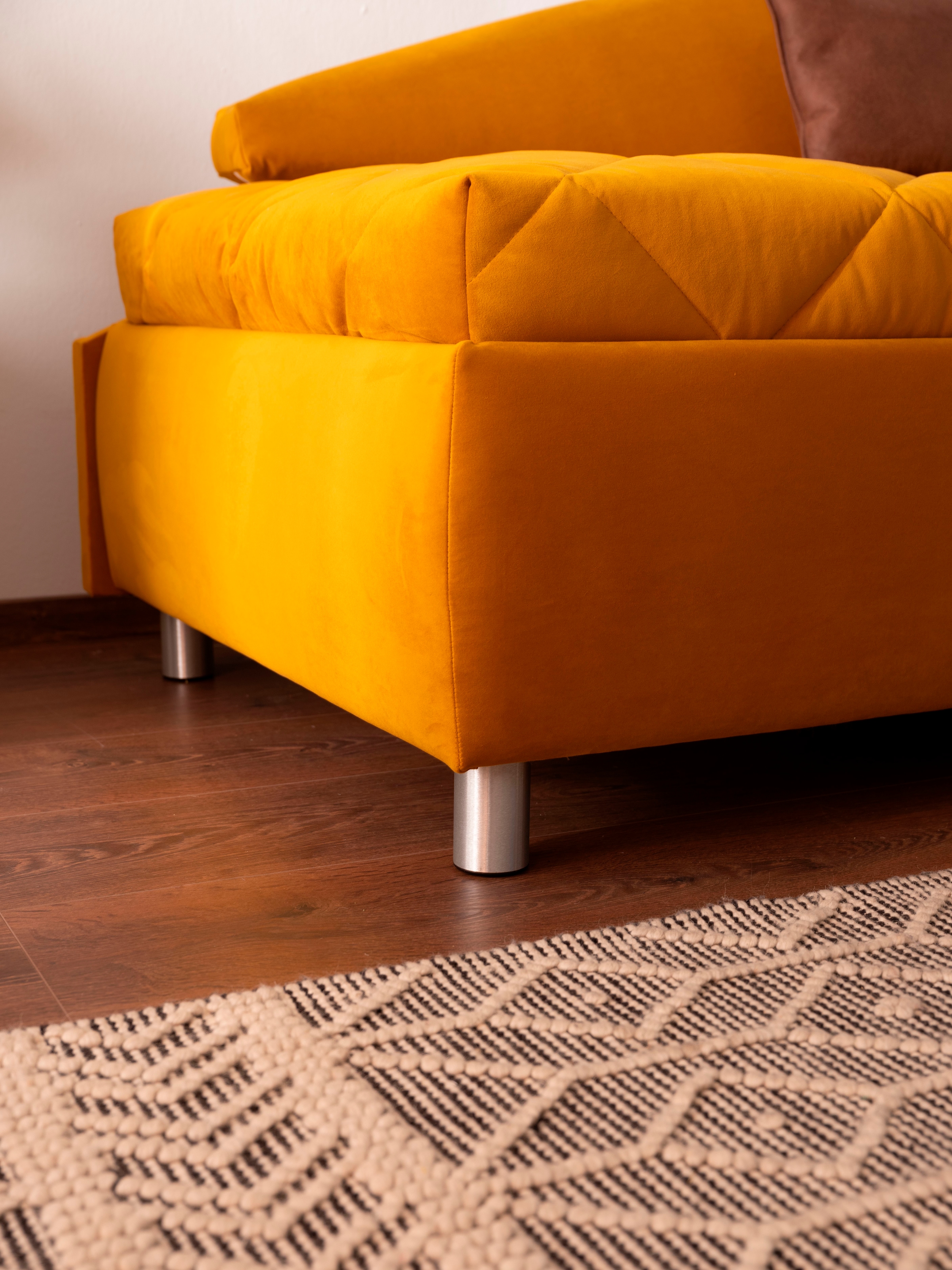 alina Schlafsofa »Lindsay«, Bettkasten, Zierkissen-Set aus: 2 Stk. 40x40cm, 1 Stk. 30x30cm