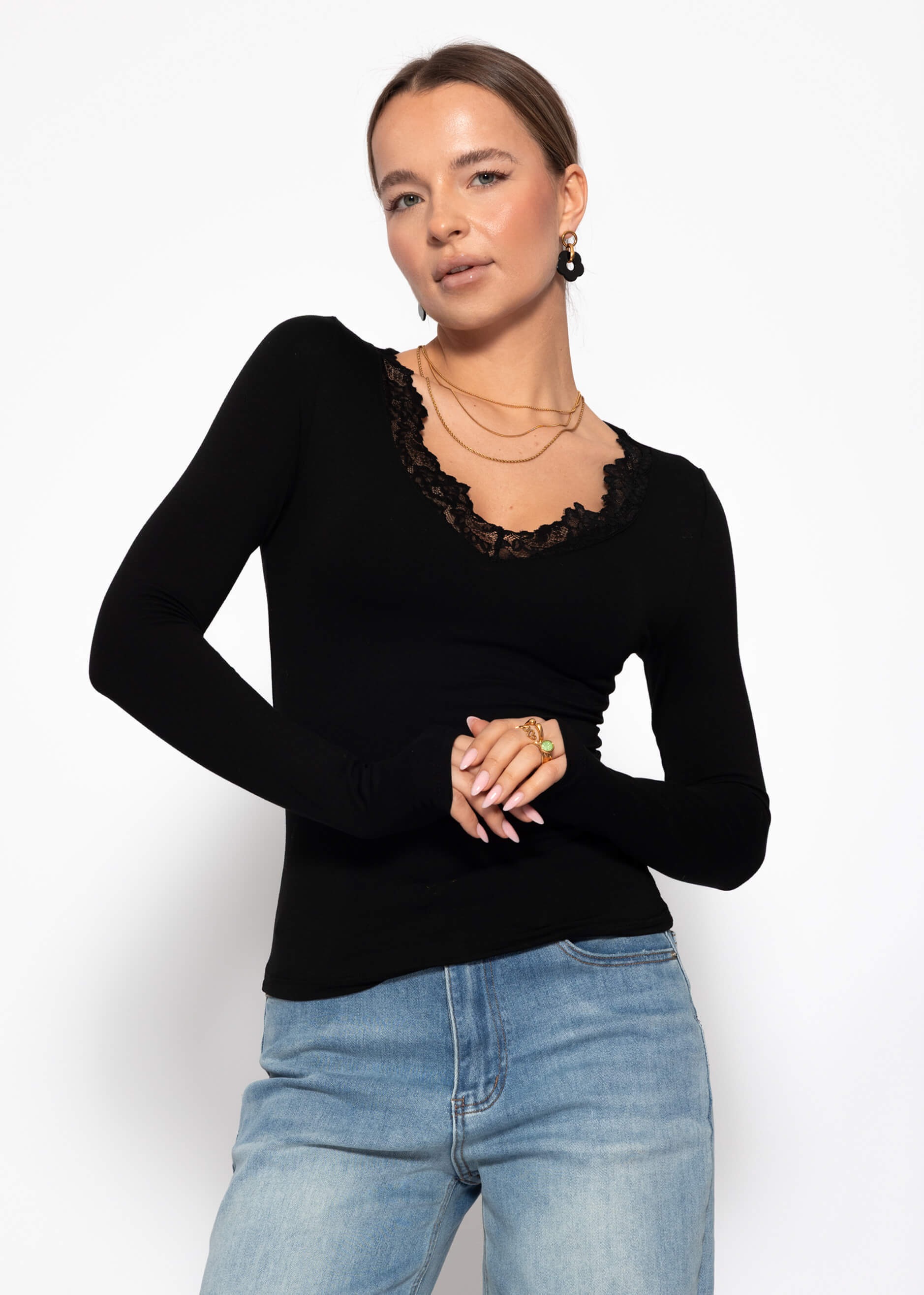 SASSYCLASSY Langarmshirt »Langarmshirt mit Spitzenausschnitt« Feminines Top mit tiefem Rundhals und extra langen Ärmeln