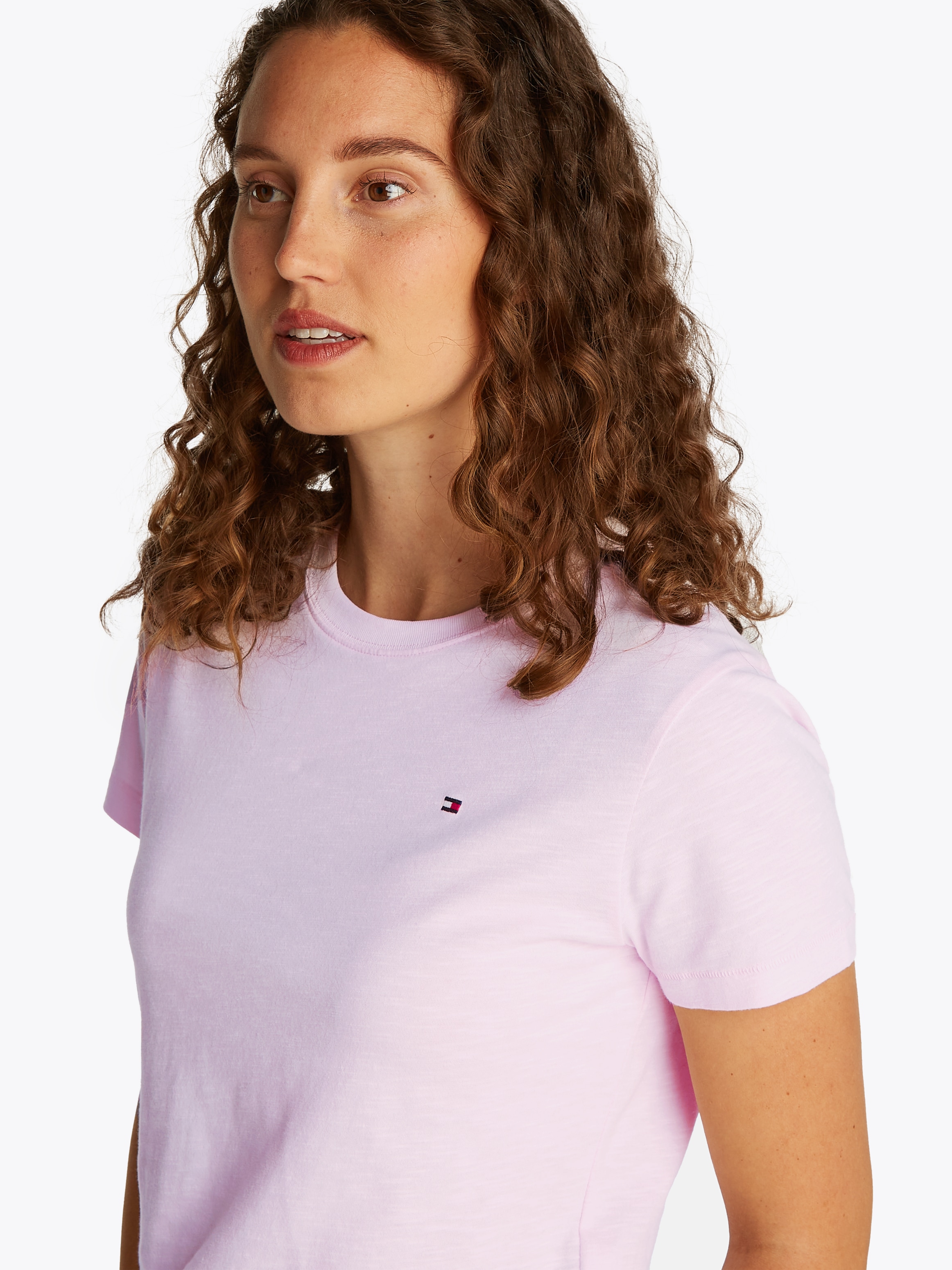 Tommy Hilfiger Rundhalsshirt »SLUB REG C-NK SS«, mit Flammgarn-Struktur, mit Logostickerei