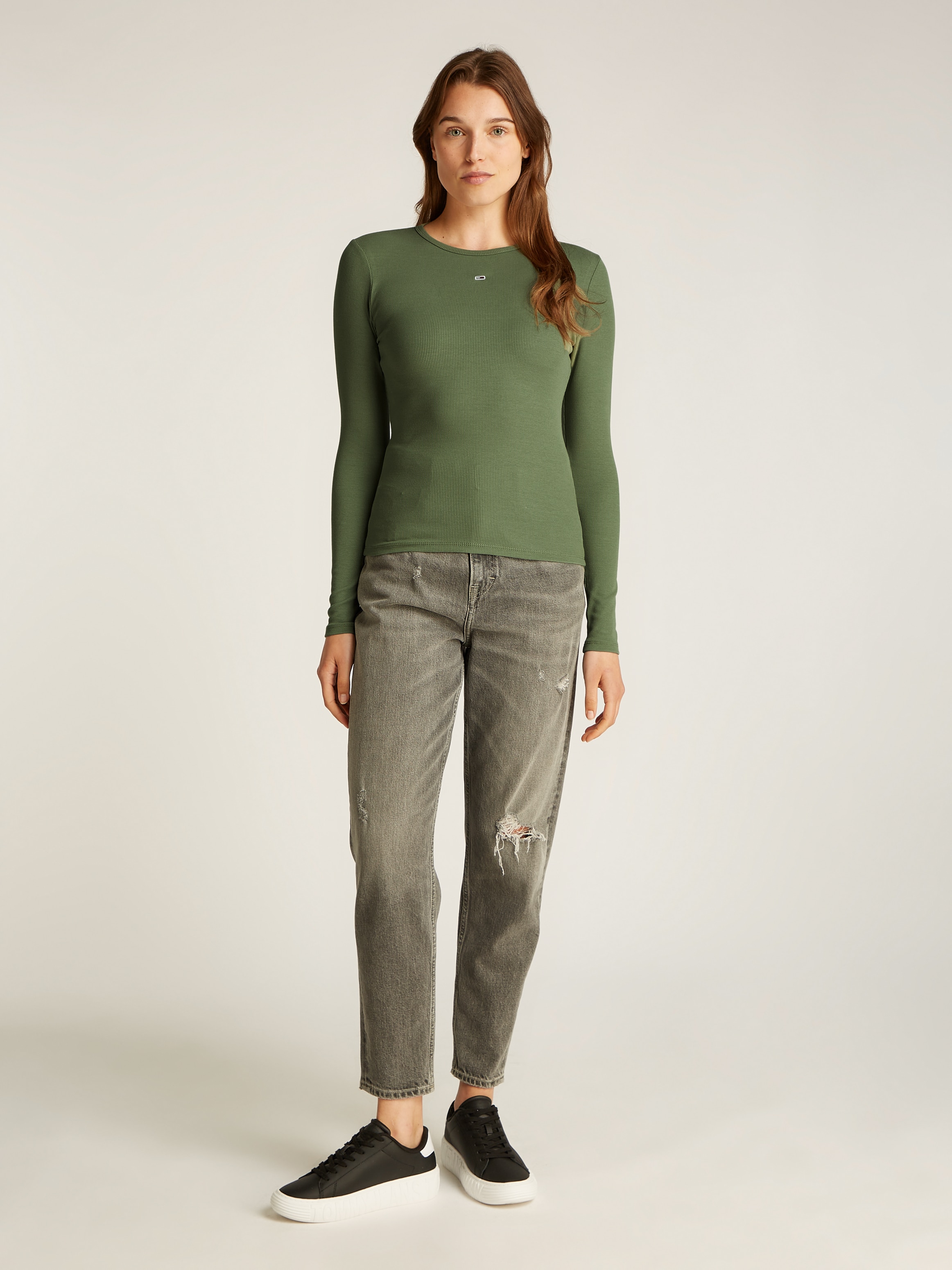 Tommy Jeans Langarmshirt »TJW SLIM ESSENTIAL RIB LS«, mit Logostickerei