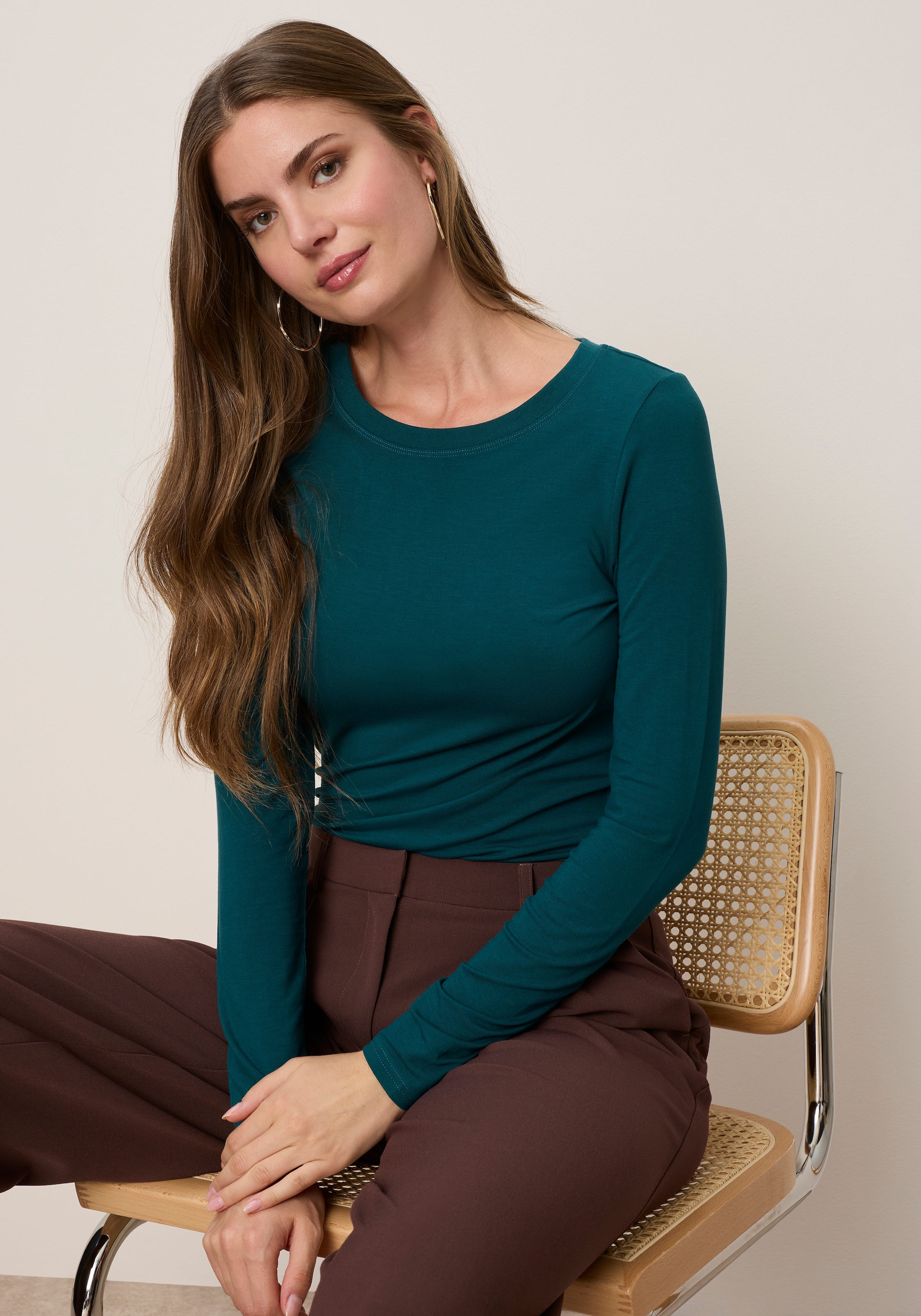 Tamaris Langarmshirt »aus elastischer Viskosemischung, figurbetonte Passform« langärmliges Basicshirt mit Rundhalsausschnitt
