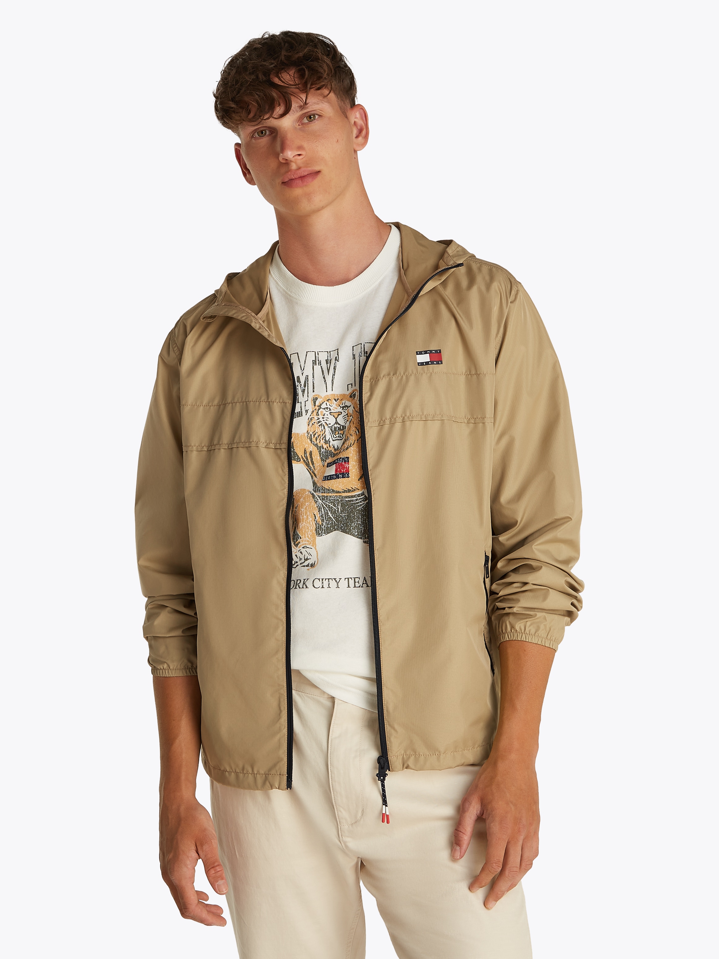 Tommy Jeans Outdoorjacke »TJM LW CHICAGO JACKET«, mit Kapuze, mit Logoprägung