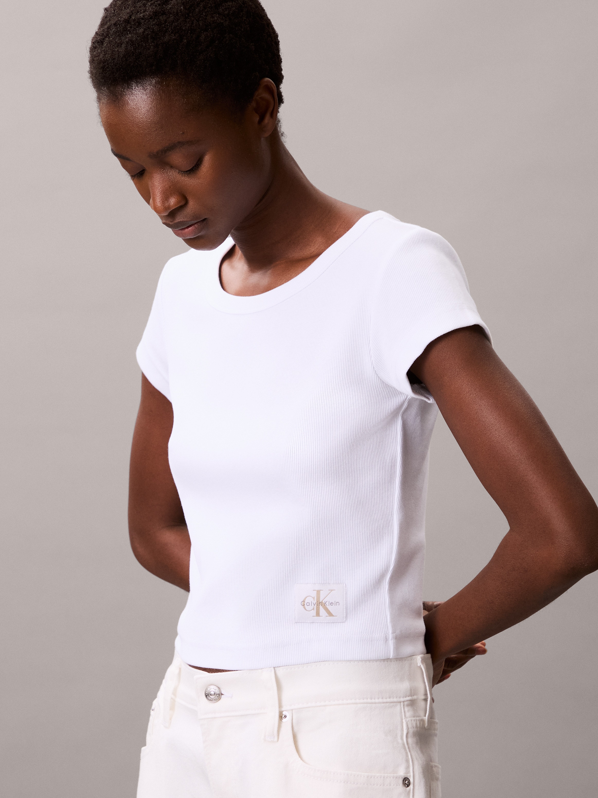 Calvin Klein Jeans T-Shirt »WOVEN LABEL BABY RIB« Regular fit mit Rundhalsausschnitt