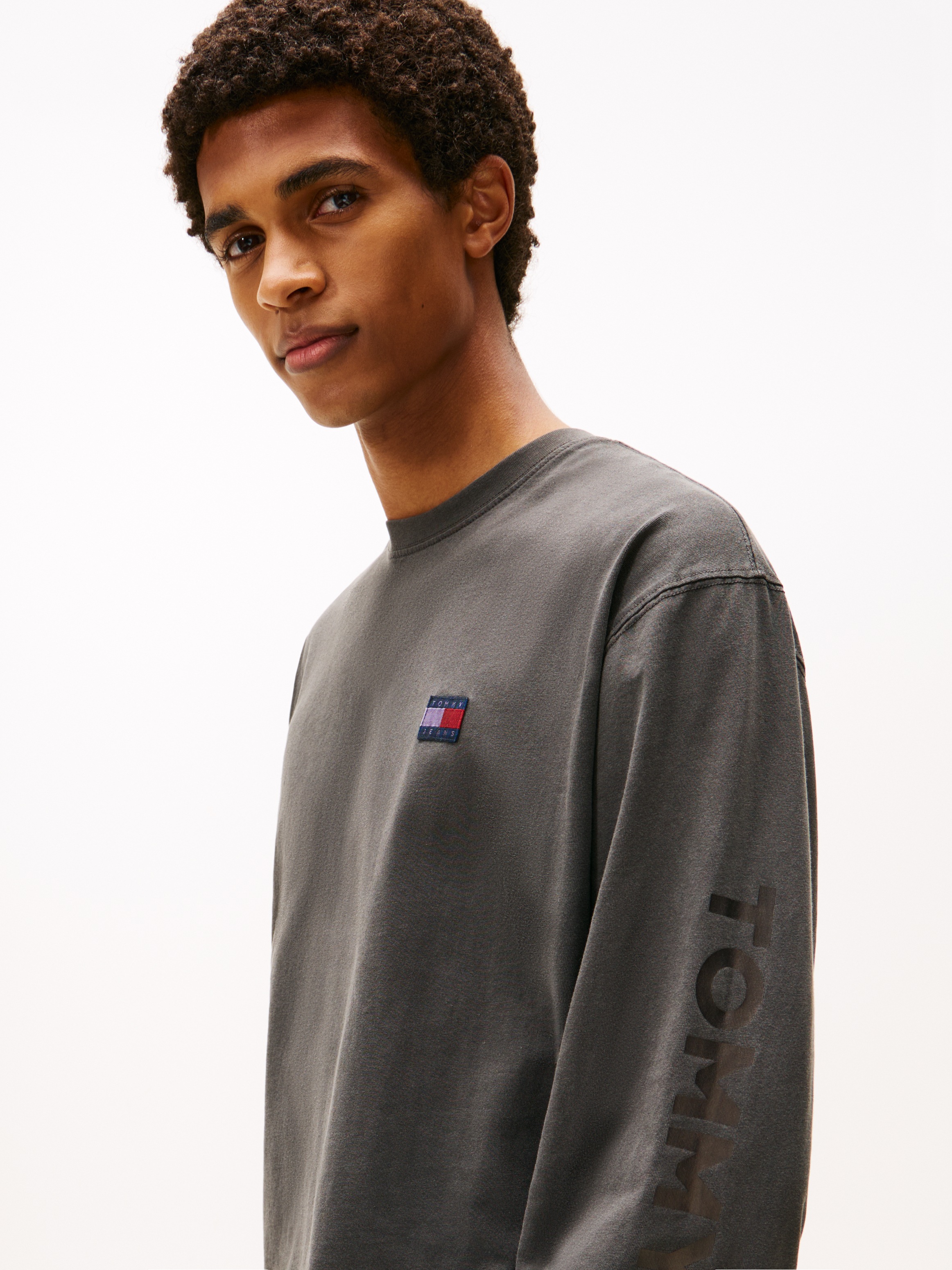 Tommy Jeans Langarmshirt »Classic Relaxed Fit«, Rundhals, Jersey, großes Logo am Ärmel
