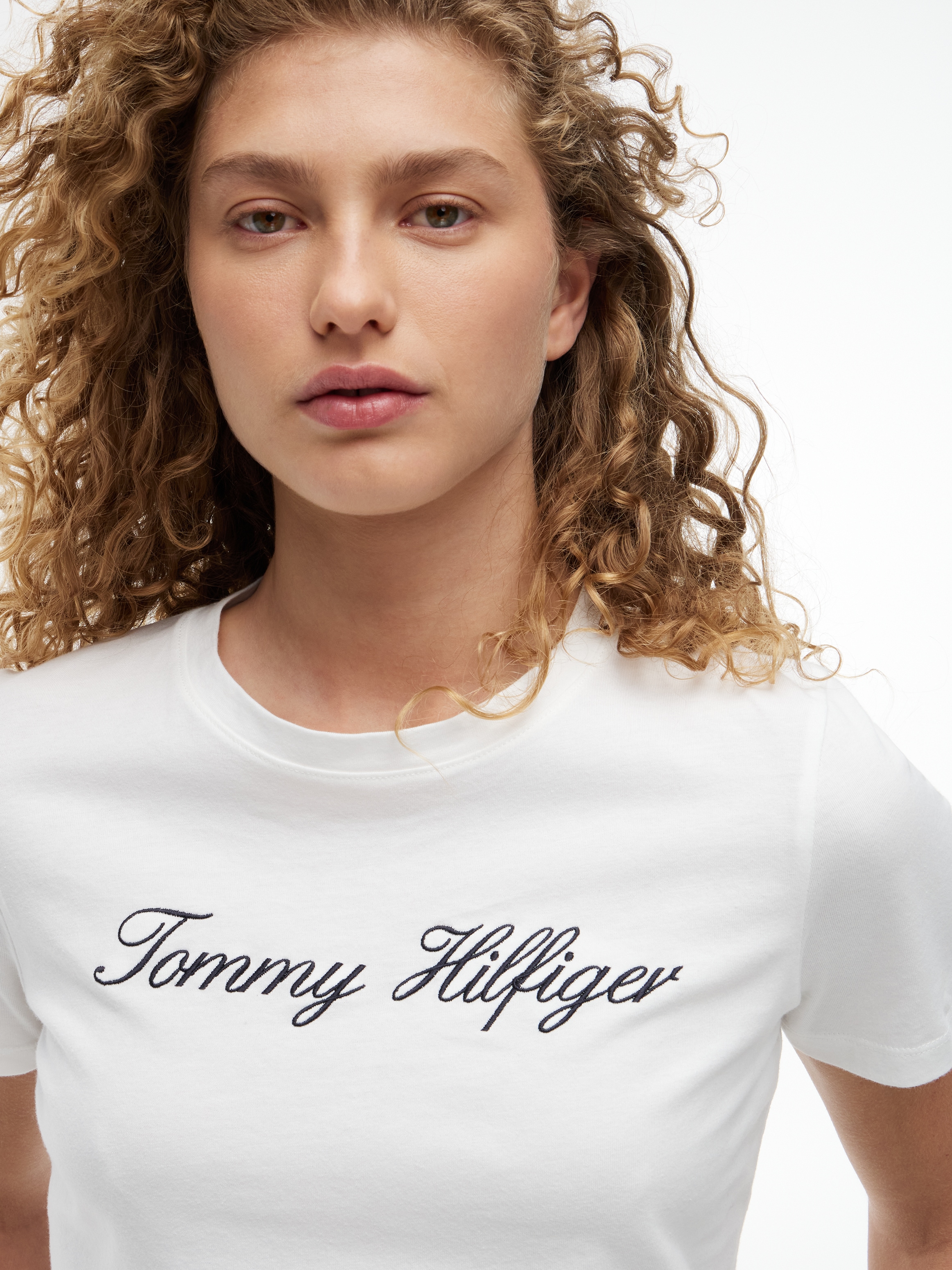 Tommy Hilfiger 1100000002199 »NOS SCRIPT REGULAR C-NK SHORT SLEEVE« mit Rundhals und kontrastfarbener Stickerei, Regular Fit