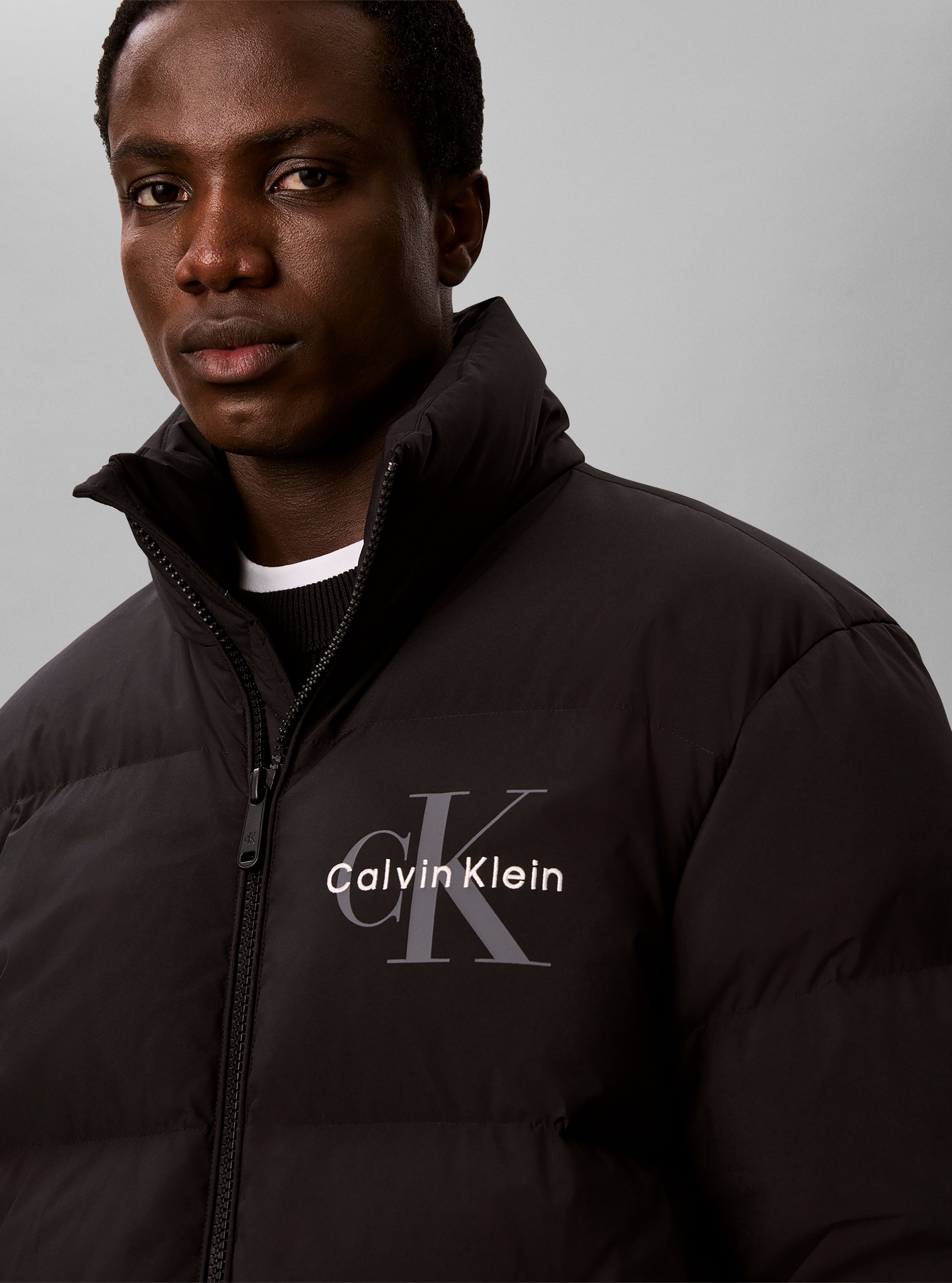 Calvin Klein Jeans Steppjacke »NYLON MONOLOGO DOWN PUFFER« ohne Kapuze Regular fit, Logoschriftzug