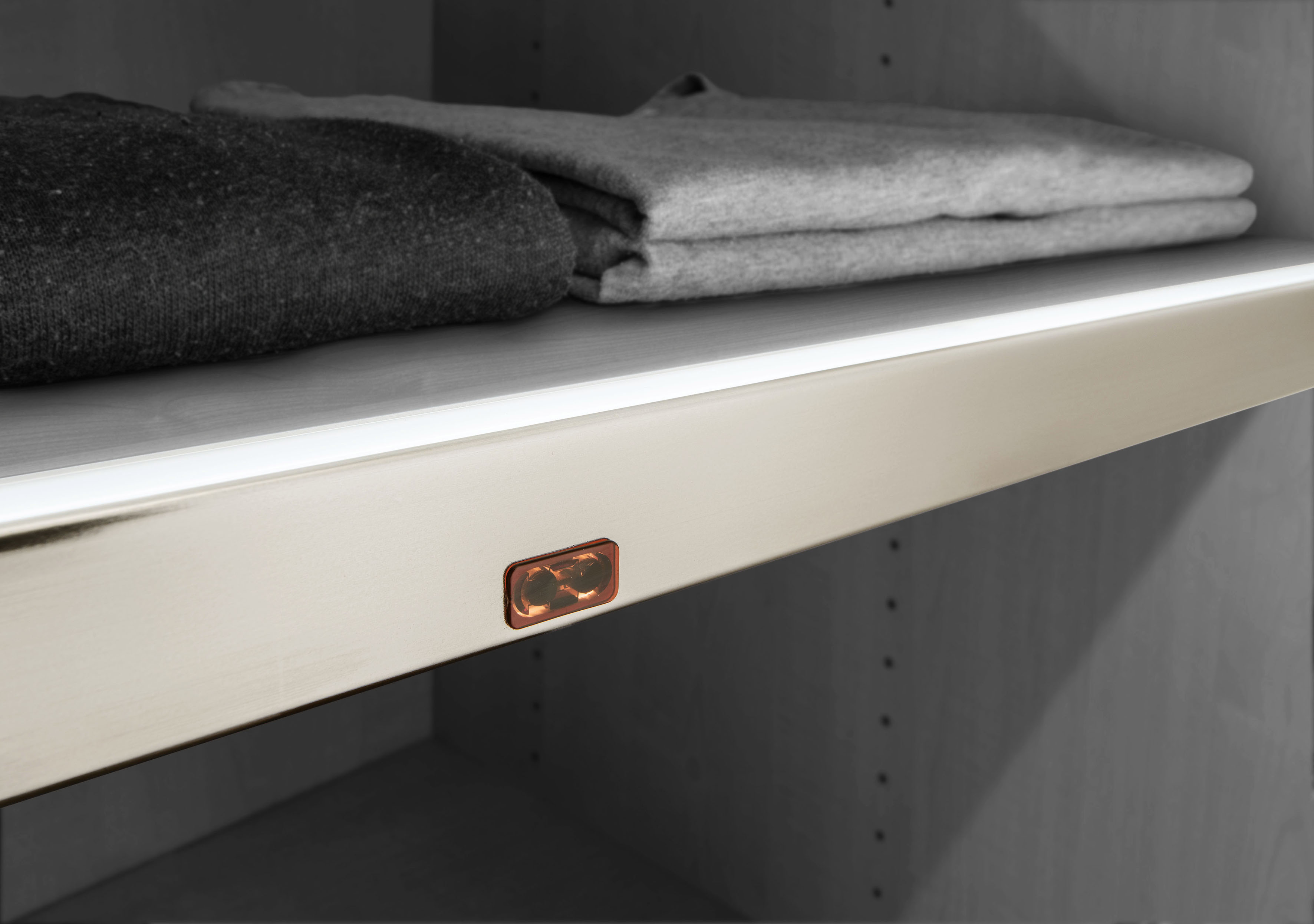 Wiemann Schrankleuchte Warmweiß LED-Lichtblende für Einlegeböden in silberfarben, Größe Höhe: 3 cm