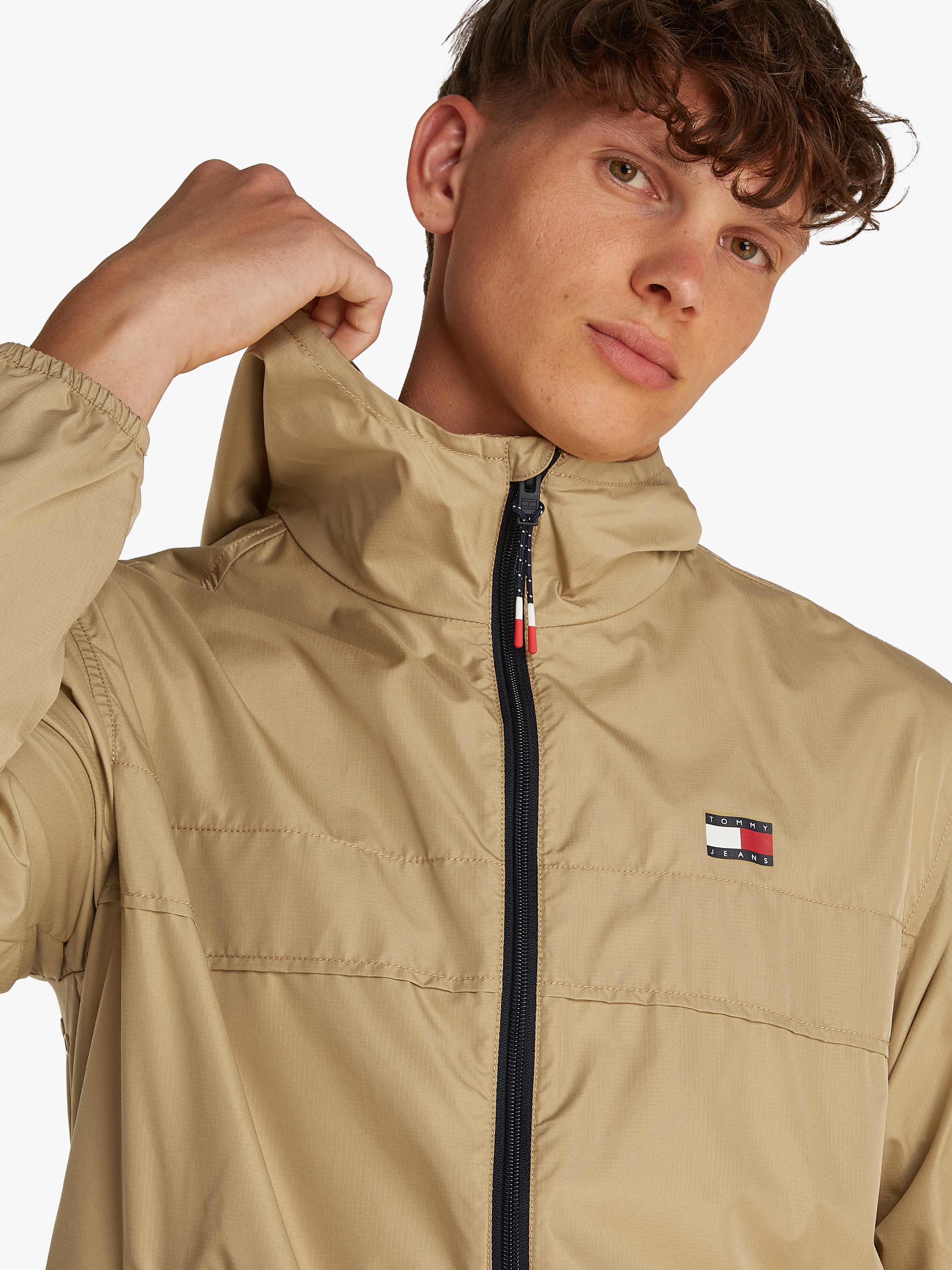 Tommy Jeans Outdoorjacke »TJM LW CHICAGO JACKET«, mit Kapuze, mit Logoprägung