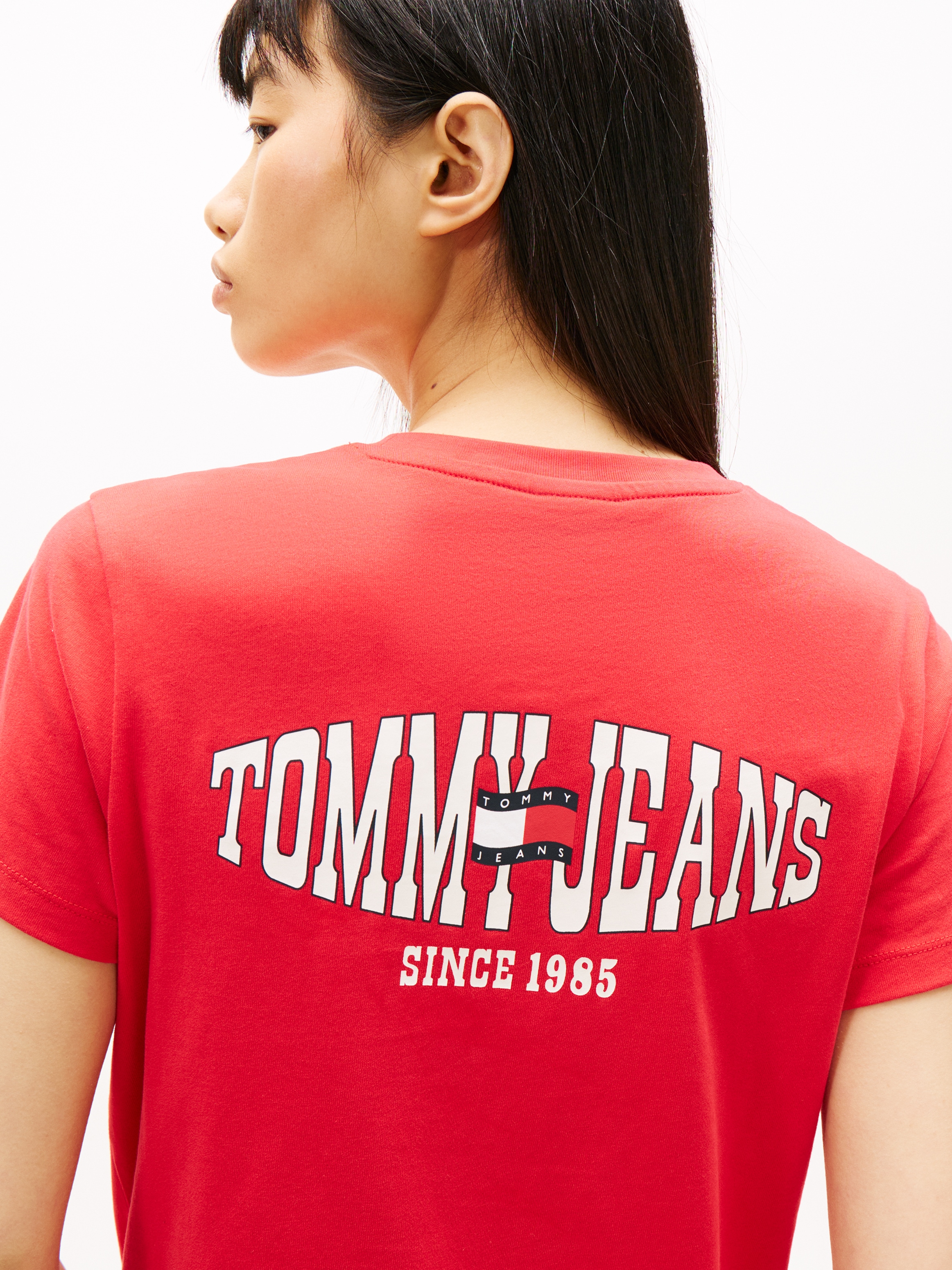 Tommy Jeans Kurzarmshirt »TJW REG WAVY FLAG SS TEE EXT« Tommy Flag-Badge auf Brust, Jersey aus reiner Baumwolle