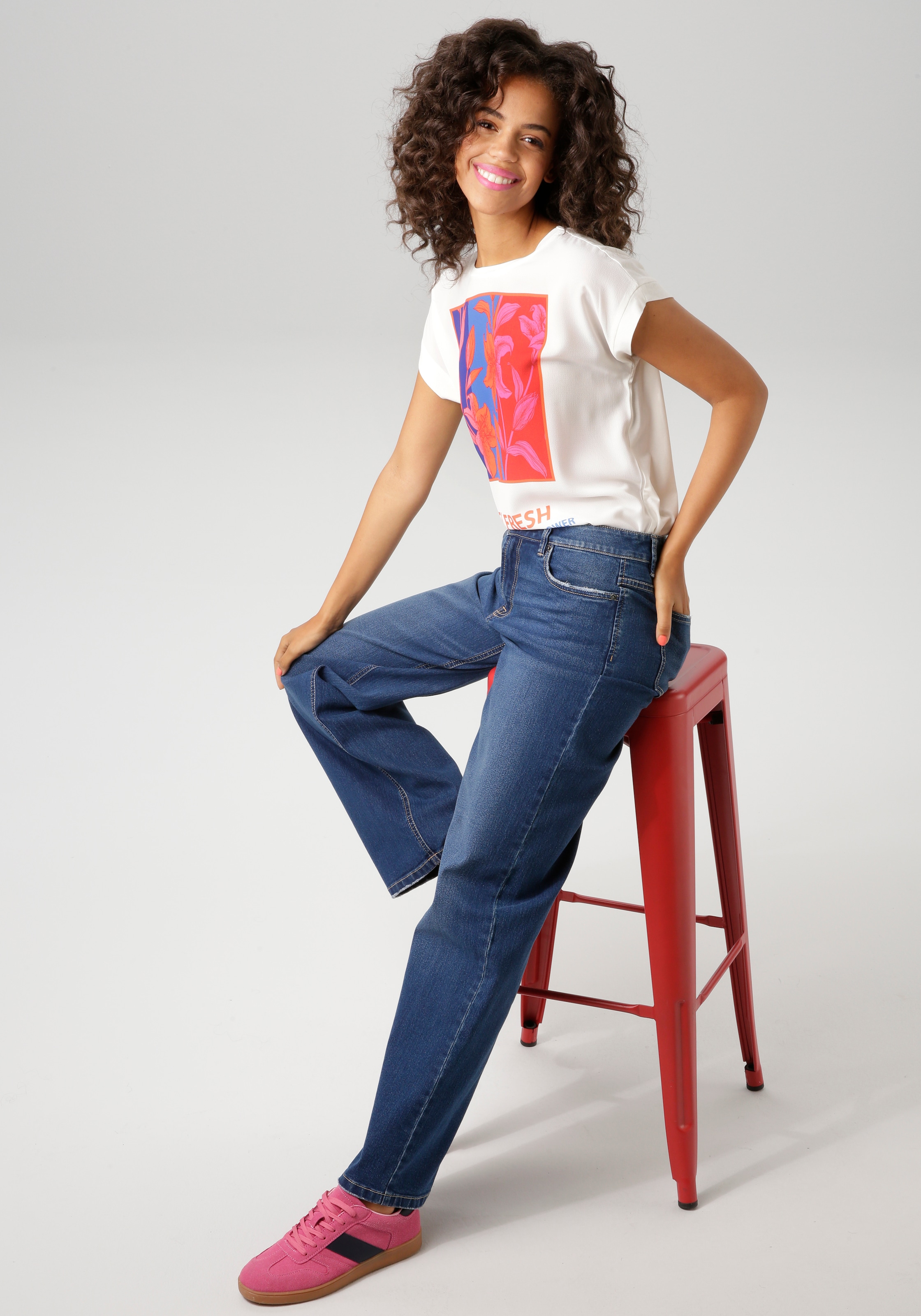 Aniston CASUAL Shirtbluse, mit kunstvollen Blumendruck und Statement-Schriftzug - NEUE KOLLEKTION