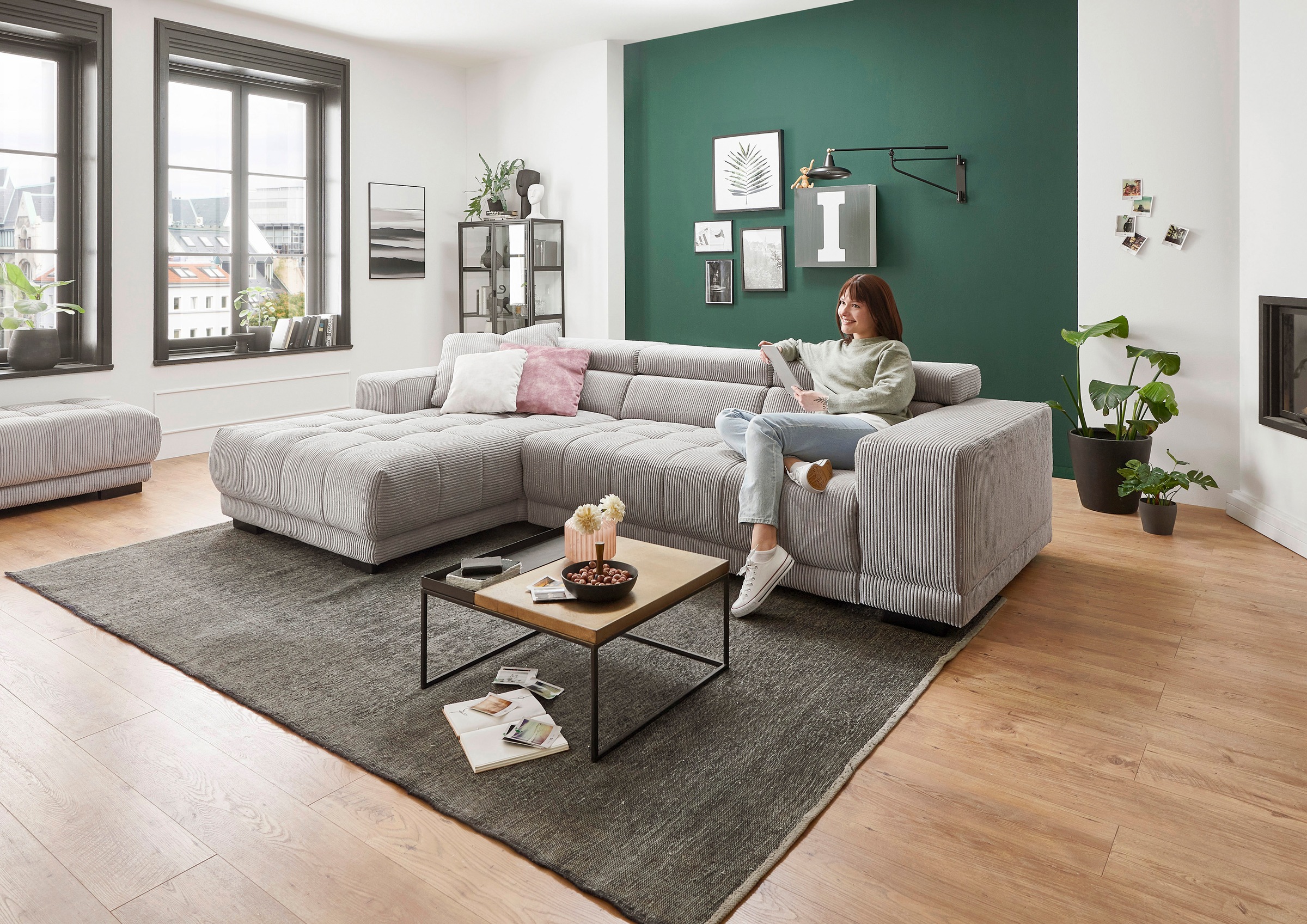 Die PlanBar Ecksofa »MP-IN15053 L-Form schmaler Schenkel« wahlweise mit Kopfteilverstellung und manueller Vorziehbank