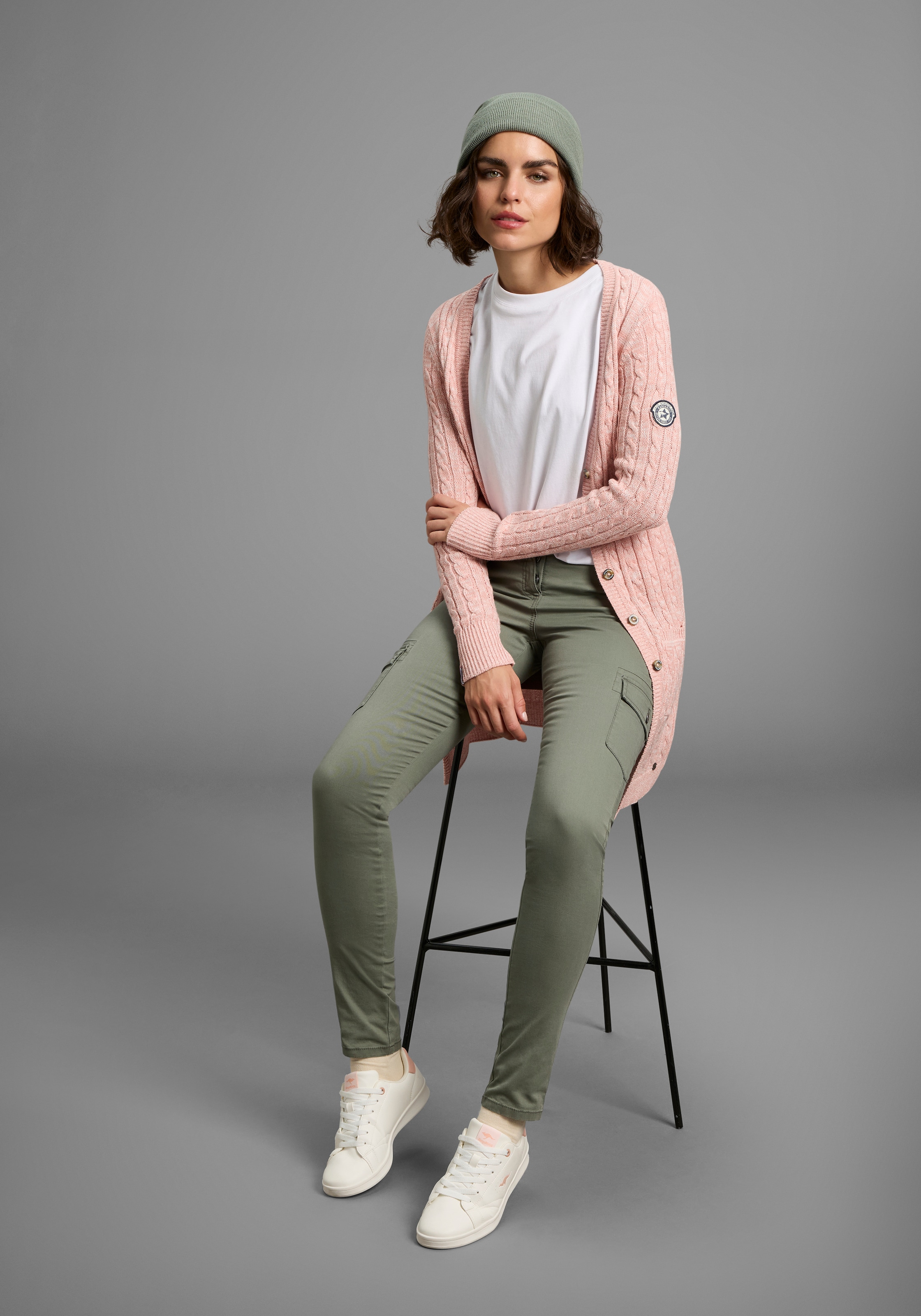 KangaROOS Longstrickjacke, mit trendigem Zopfmuster und Taschen