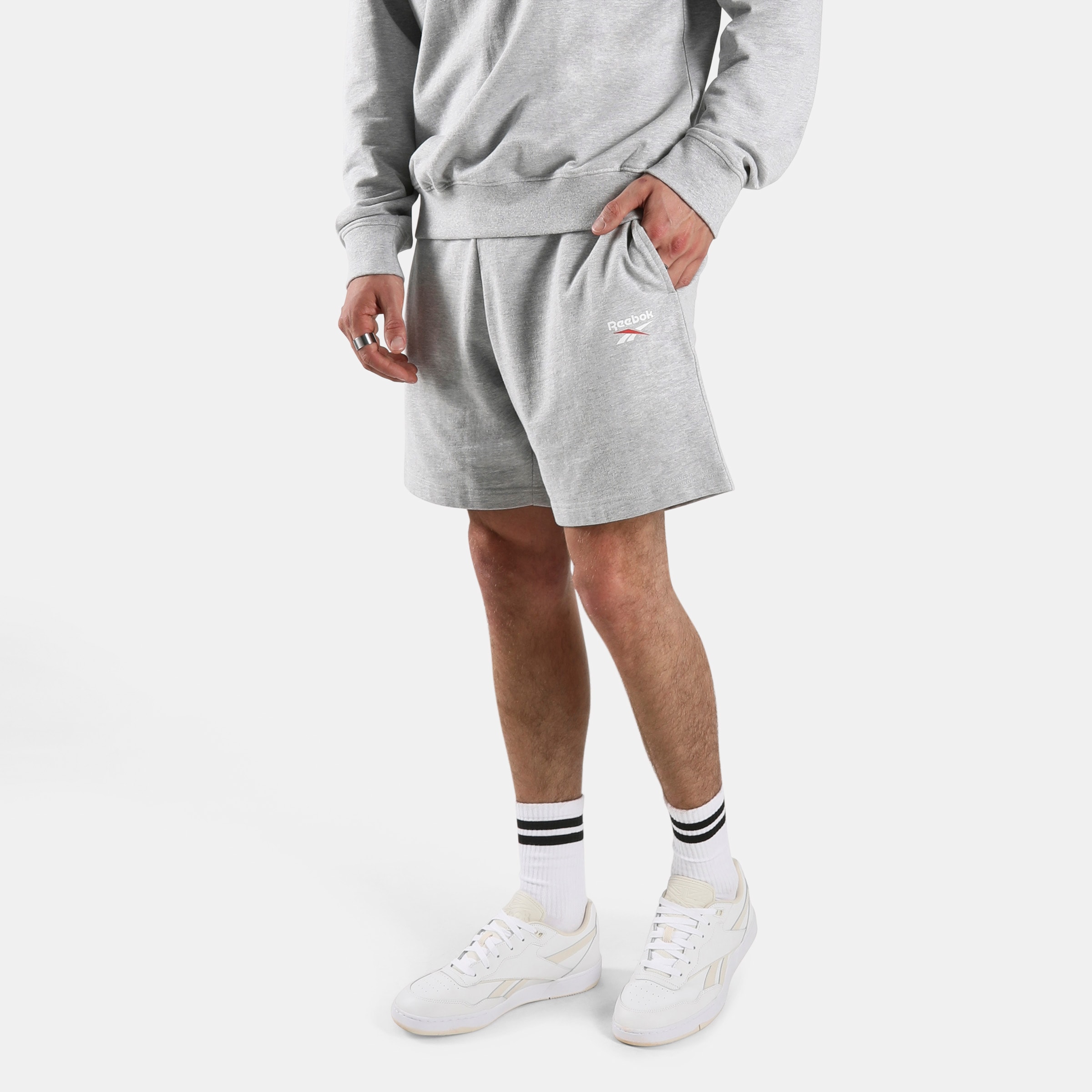 Reebok Sweatshorts »ID SMALL LOGO SHORTS«  sportlicher Stil