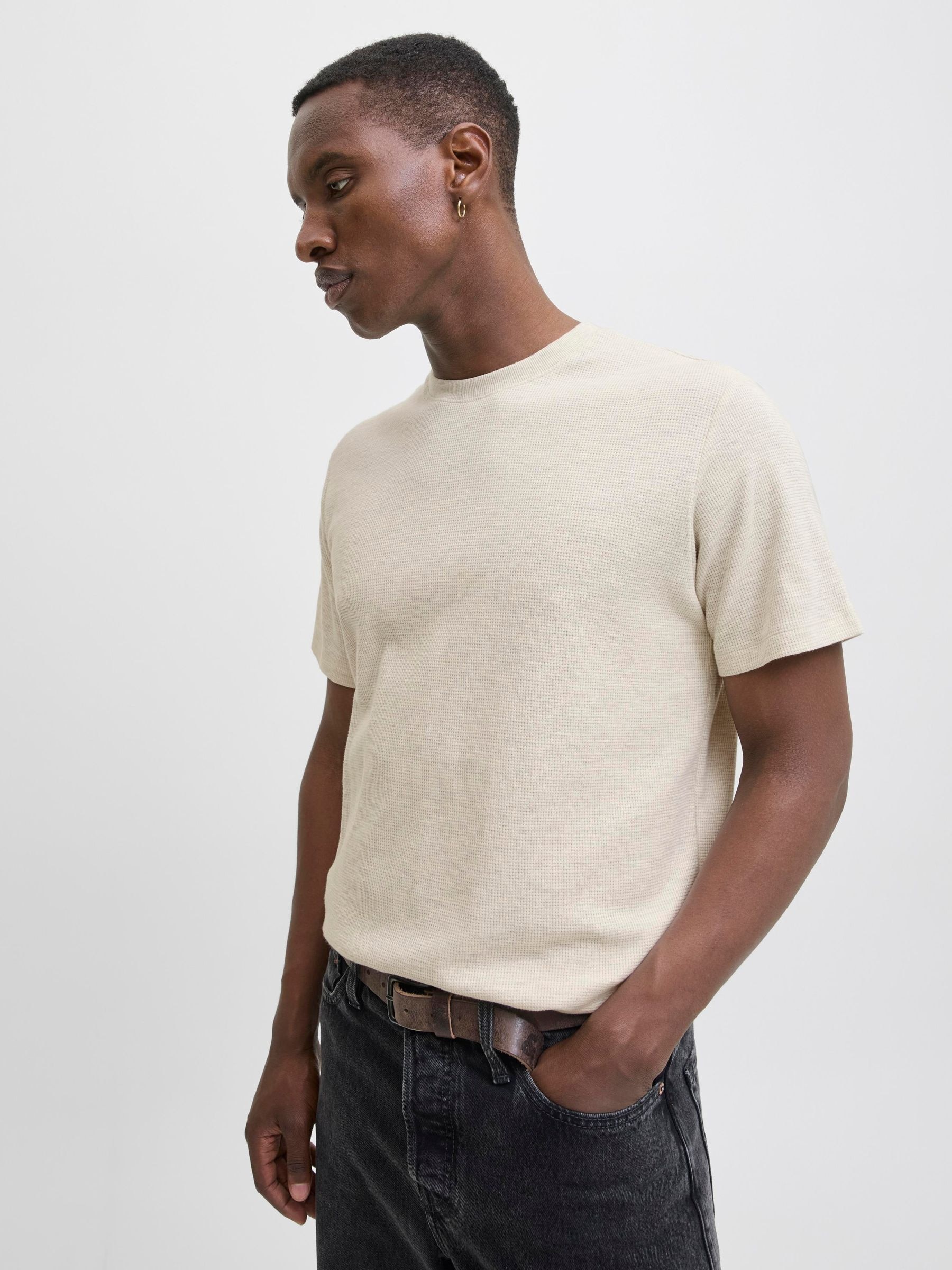 Jack & Jones T-Shirt »JJEAUSTIN TEE SS NOOS«, mit Markenlabel
