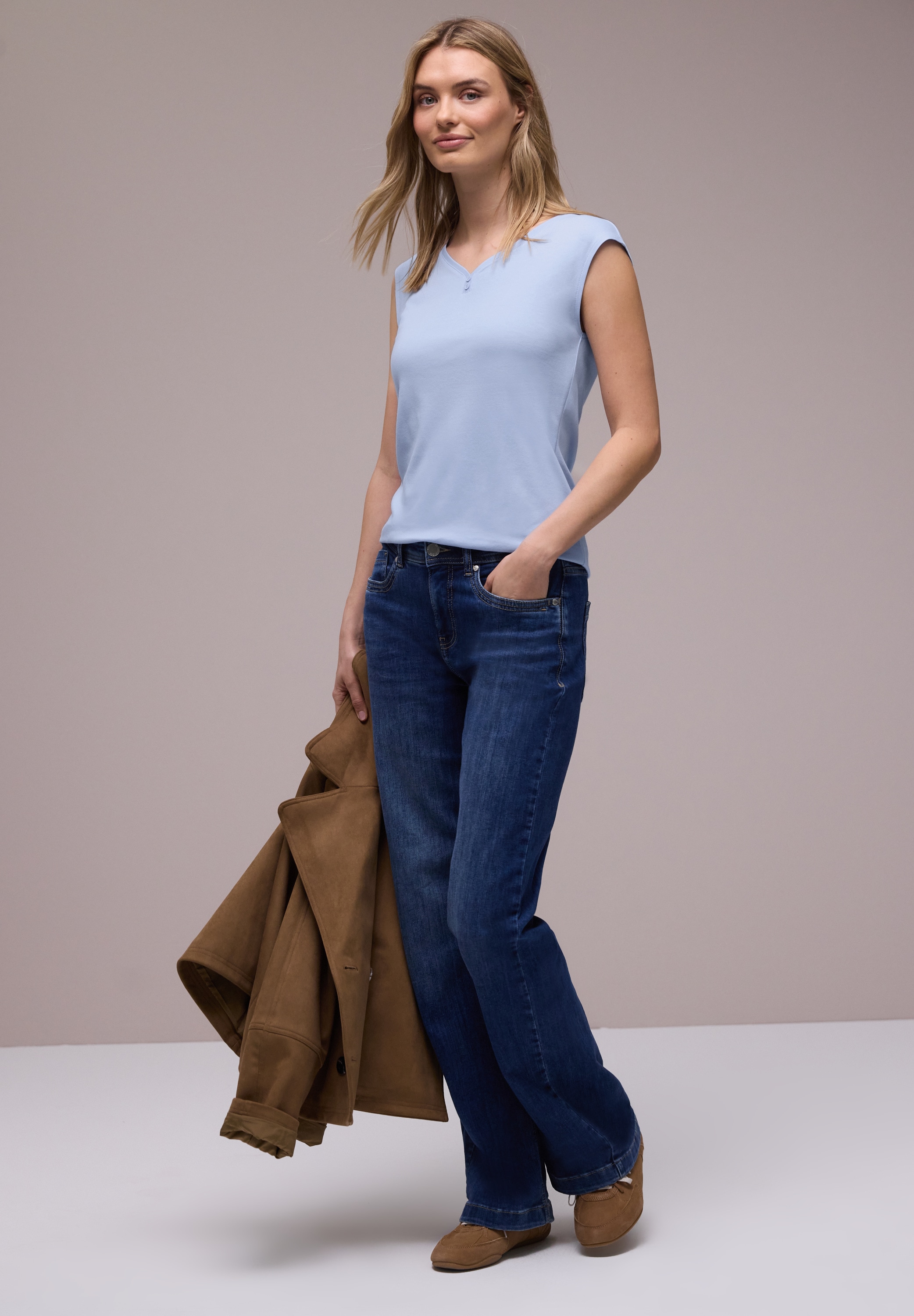 STREET ONE Shirttop mit gerundetem V-Ausschnitt und Knopf-Detail