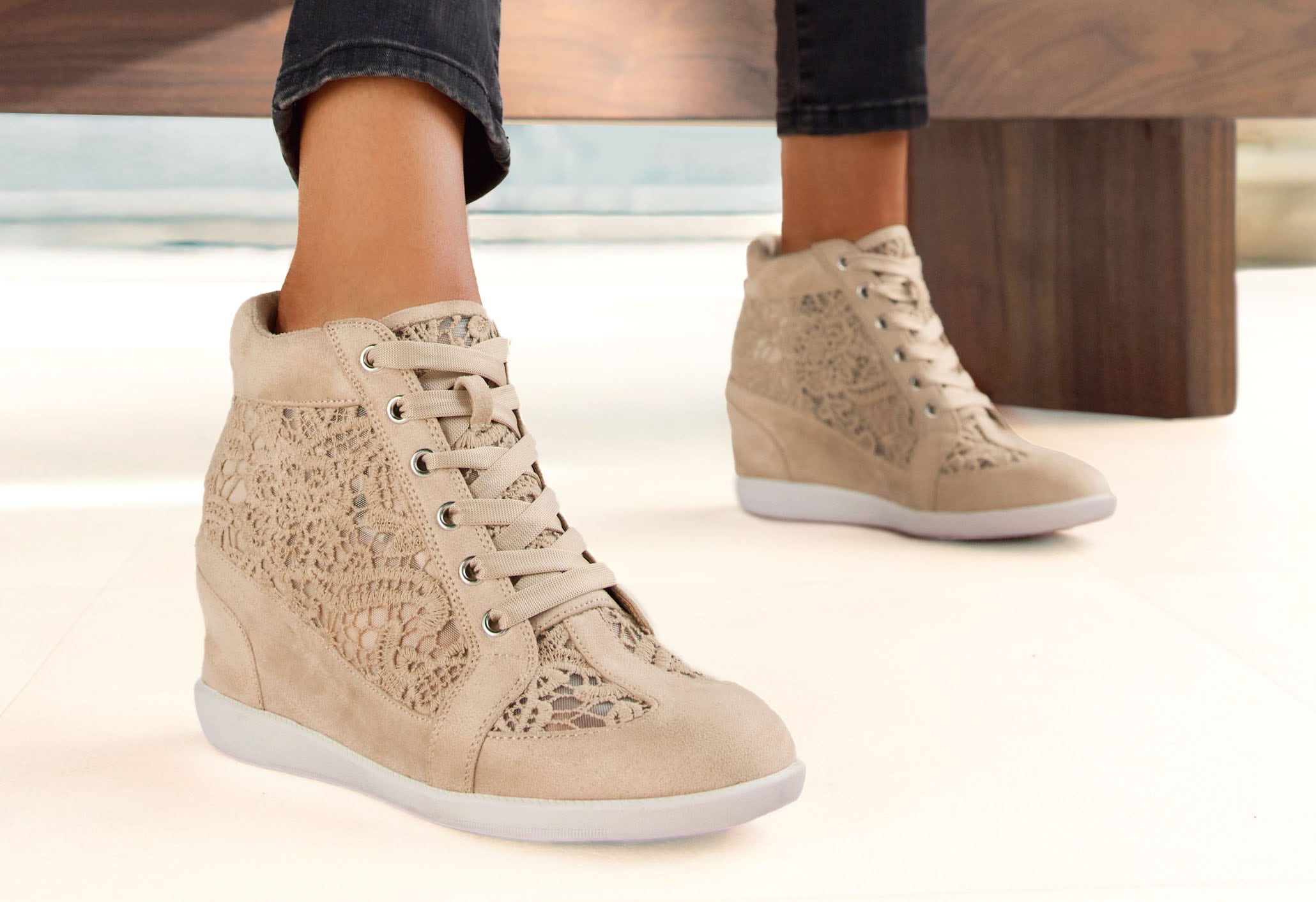 LASCANA Stiefelette »Freizeitschuh, Keilstiefelette, Sneaker«  mit innenliegendem Keilabsatz und Spitzendetails