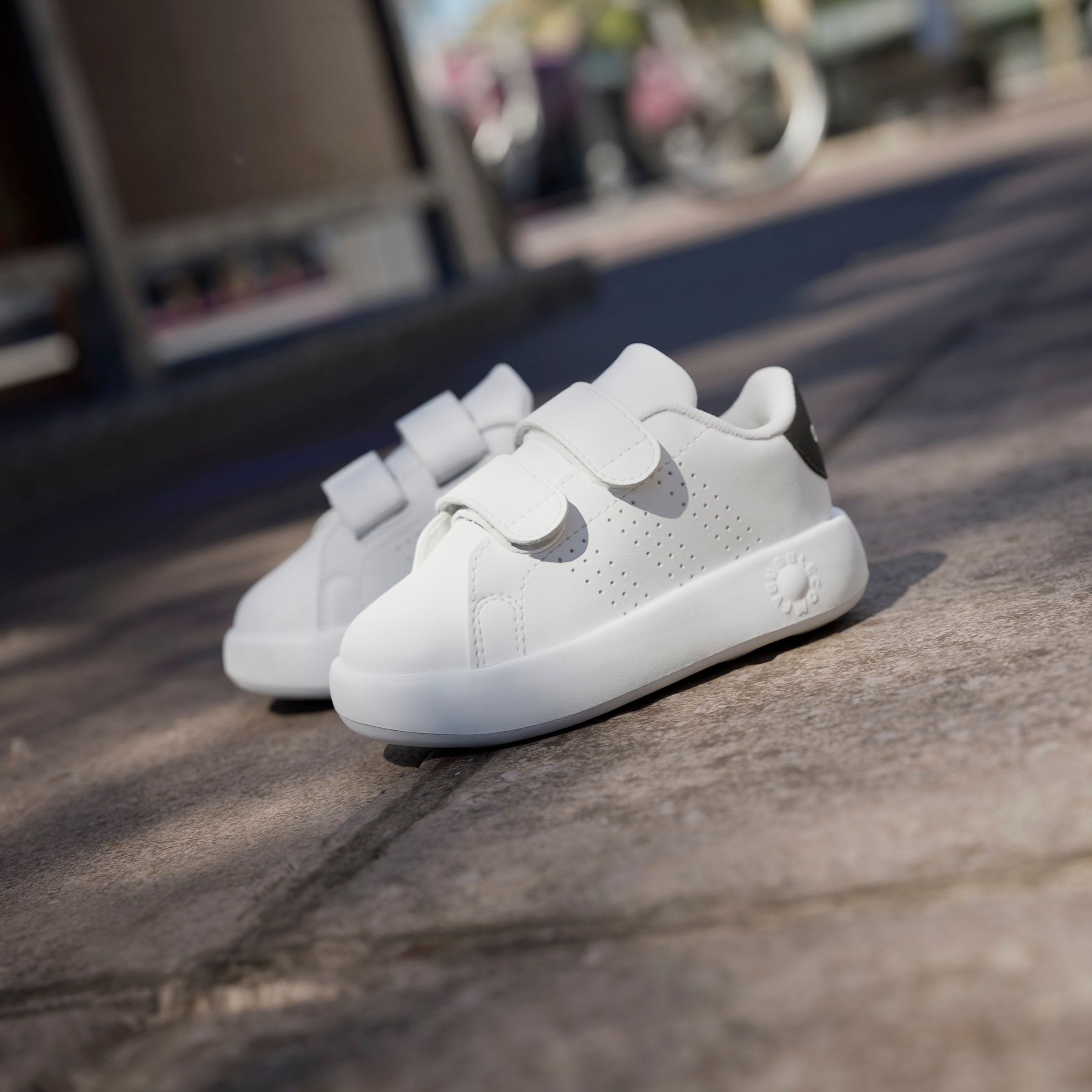 adidas Sportswear Klettschuh »ADVANTAGE KIDS«, Design auf den Spuren des adidas Stan Smith, für Kinder