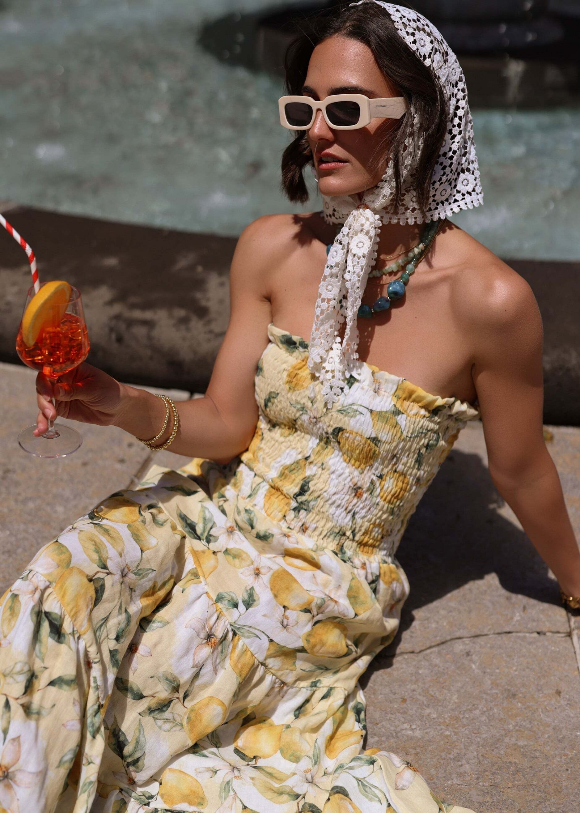 SASSYCLASSY Maxikleid »Gesmoktes Musselin Bandeau Kleid mit Lemon-Print« Luftiges Maxikleid mit Lemon-Print und fließendem Stufenrock Gelb
