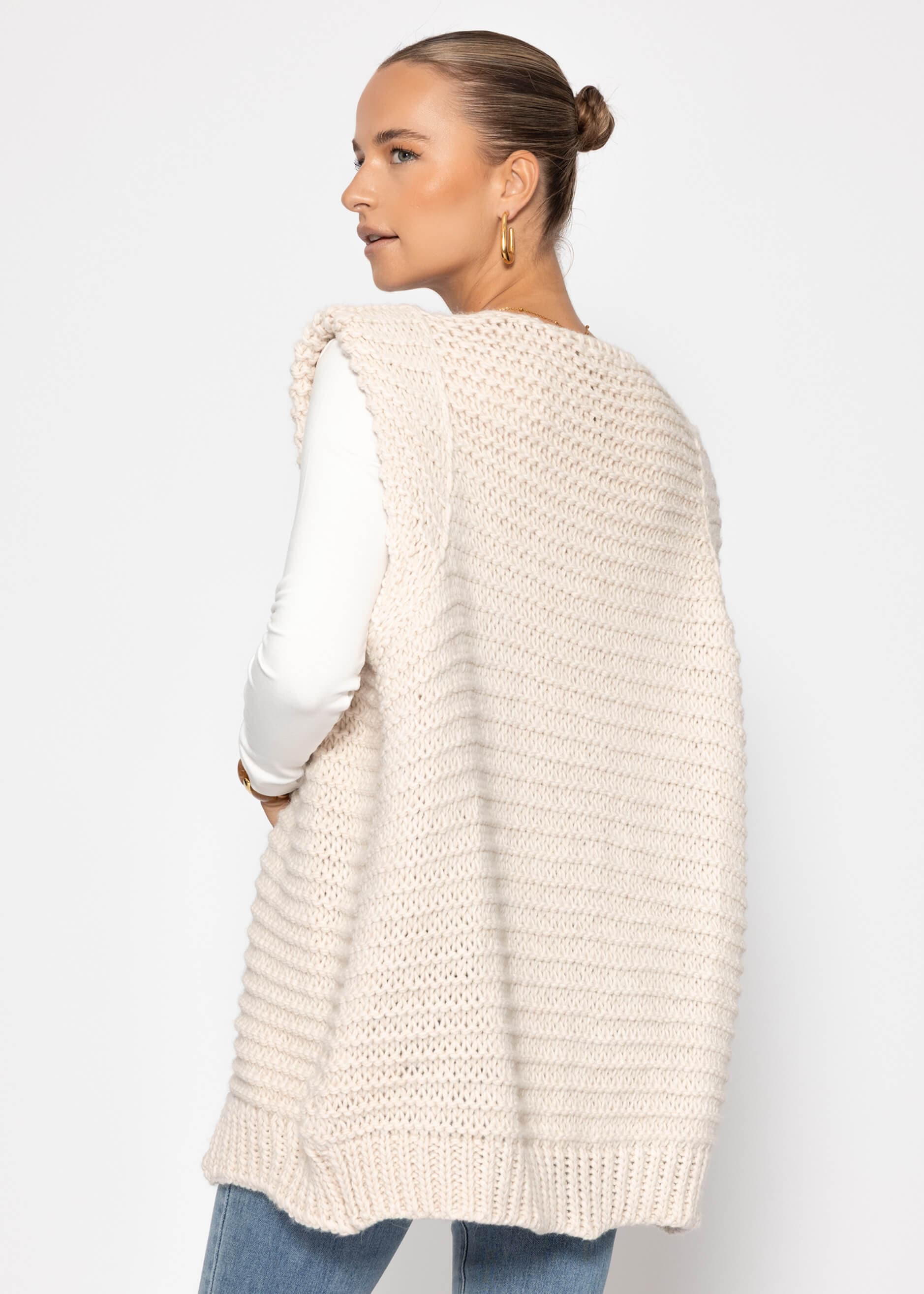 SASSYCLASSY Strickweste »Lange ärmellose Strickweste mit strukturierten Schultern« Weste aus grobem Strick mit strukturierten Schultern Offwhite Schwarz