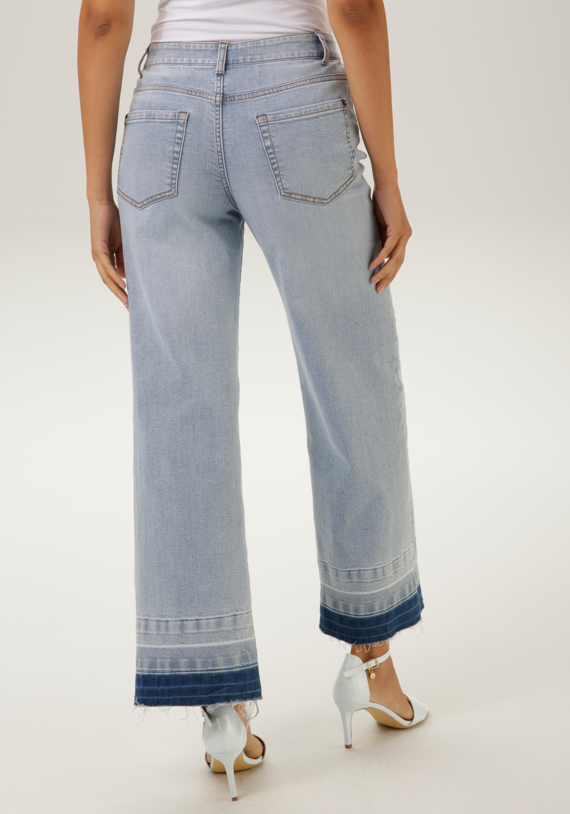online Straight-Jeans, trendiger Waschung OTTO Aniston CASUAL leicht Saum ausgefranstem mit bei am