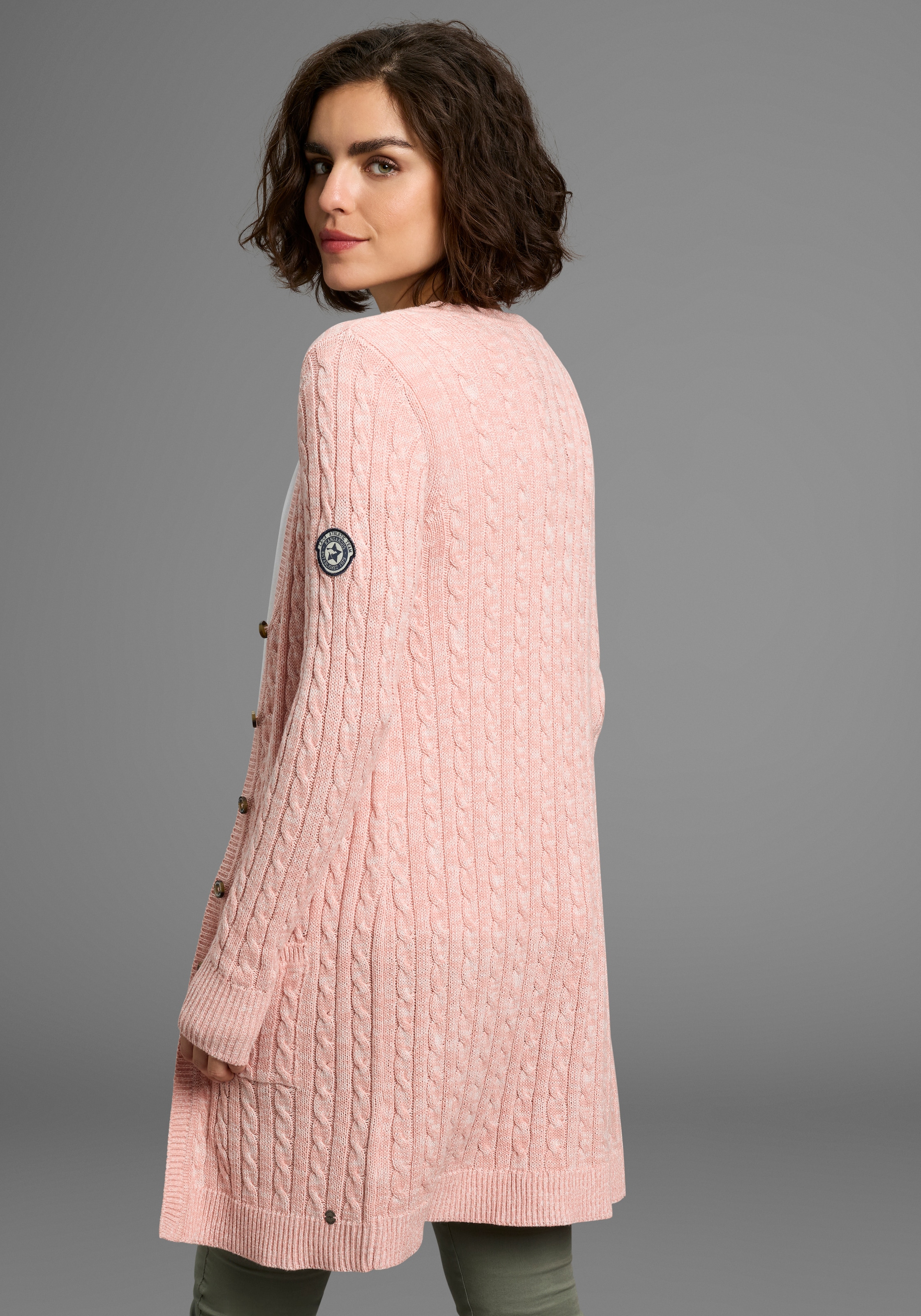KangaROOS Longstrickjacke, mit trendigem Zopfmuster und Taschen