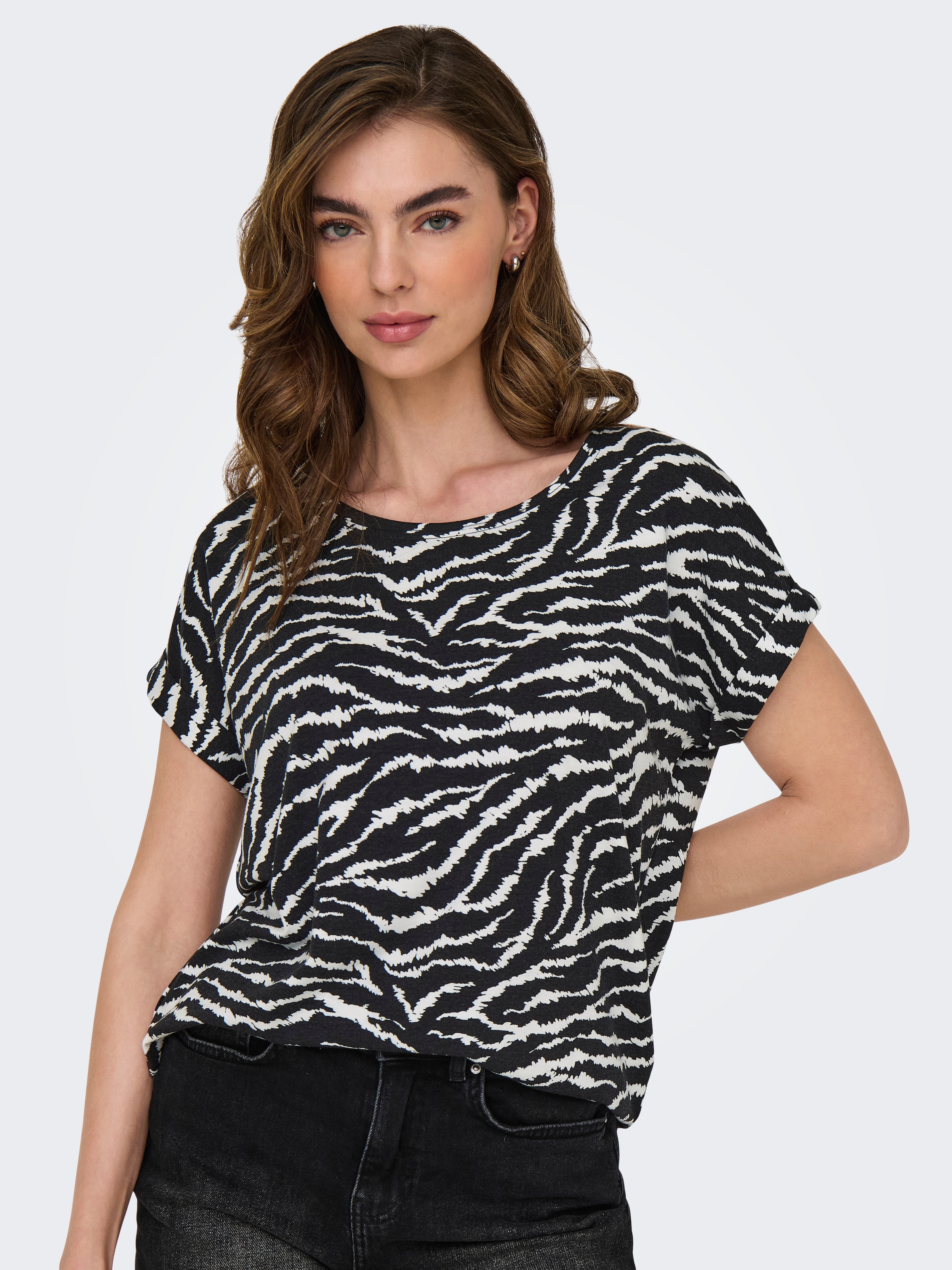 ONLY Kurzarmshirt »ONLMOSTER – Shirt mit Animal-Print und lockerem Schnitt« animal-print, modisch, loose fit, Viskosemischung, Rundhals