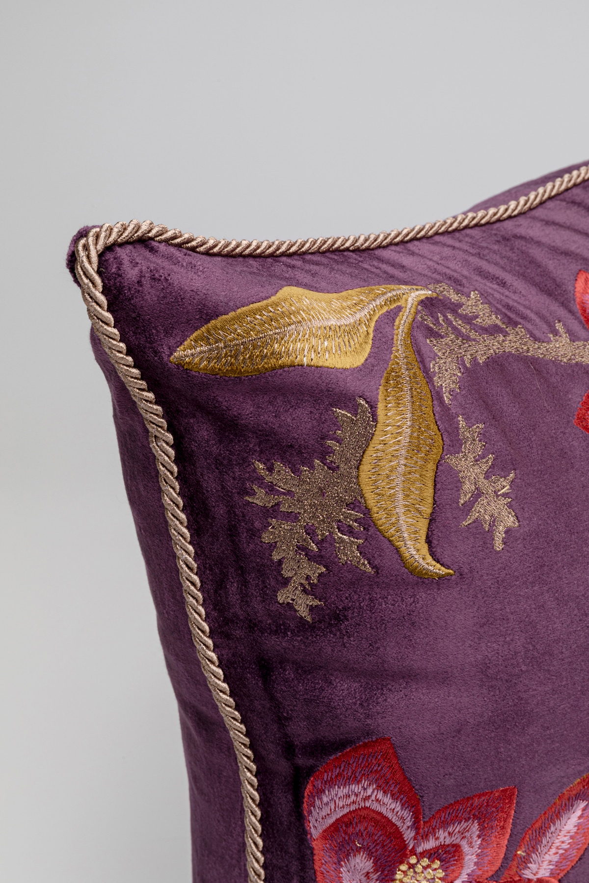 Kare Design Dekokissen »Lovely Flowers, Kissenhülle mit Füllung, 50x50 cm« stützt Kopf und Nacken angenehm und sorgt für erholsamen Schlaf