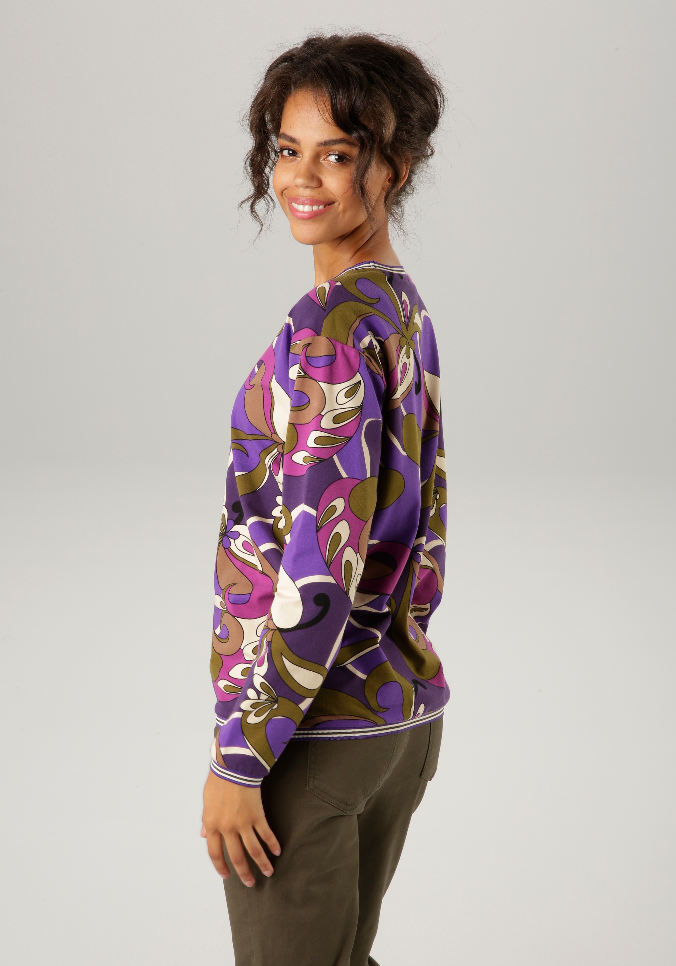 Aniston CASUAL Sweatshirt, mit extravaganten, grafischen Druck