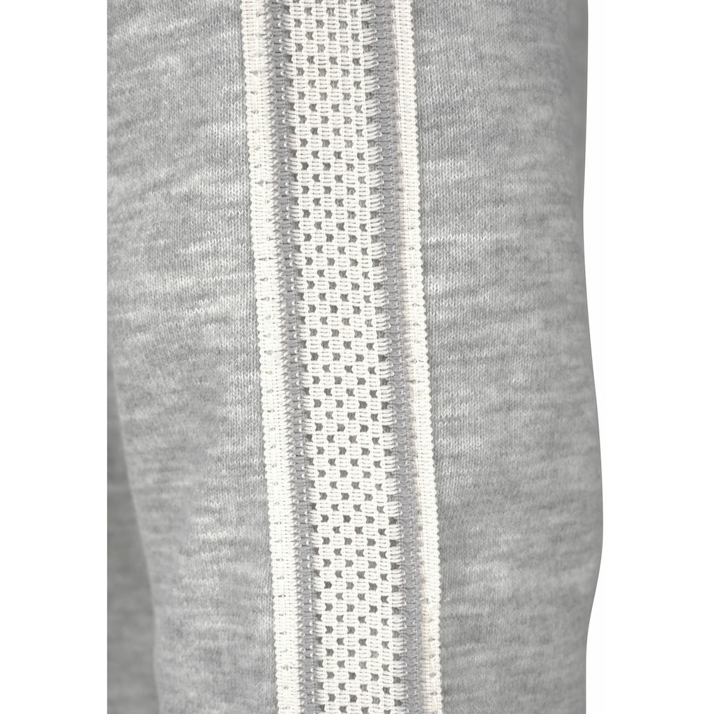 Bench. Kapuzensweatshirt, mit gestreiftem Bund und Glanzprint