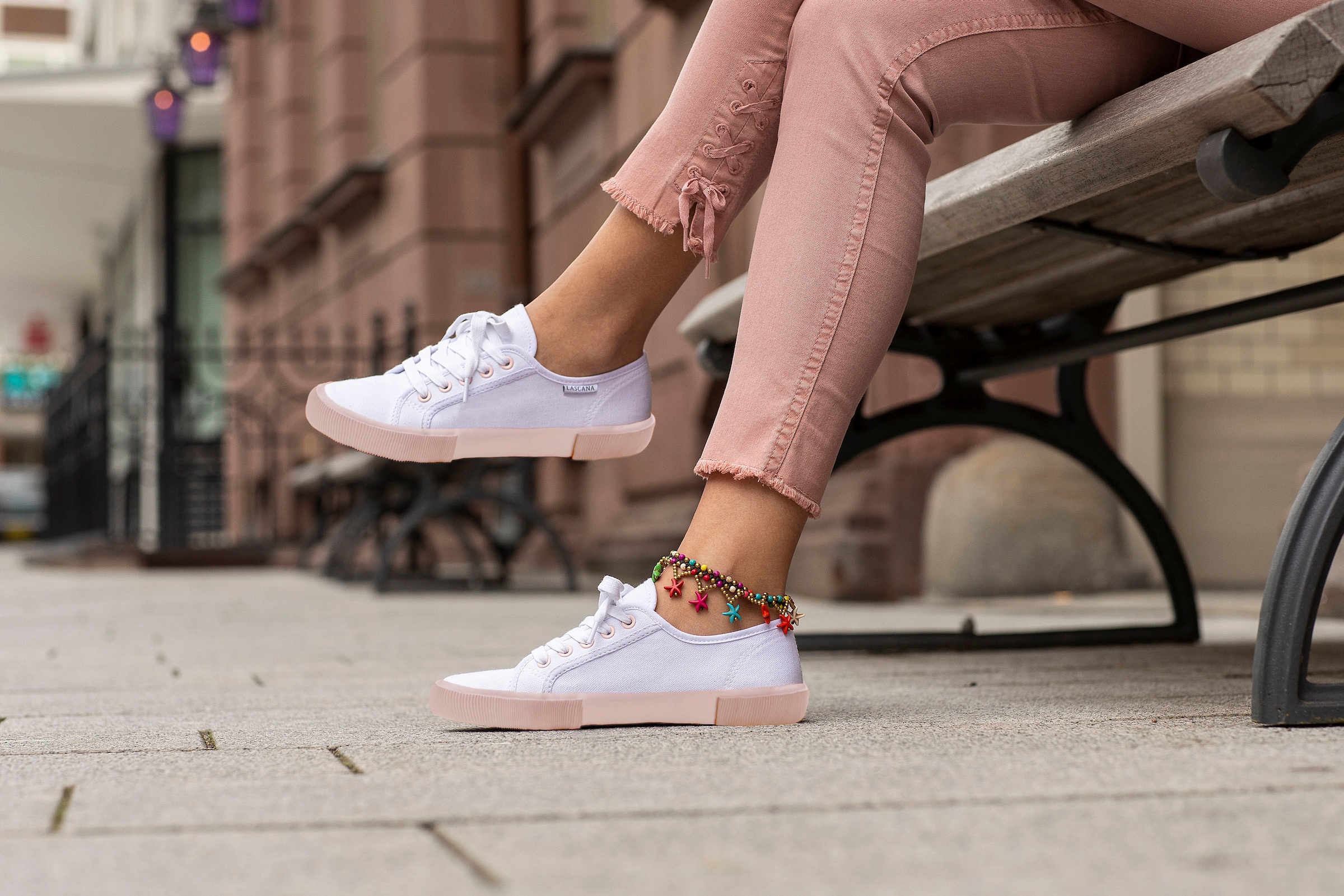 LASCANA Sneaker, Halbschuh,Schnürhalbschuh,Freizeitschuh, farblich abgesetzte Sohle