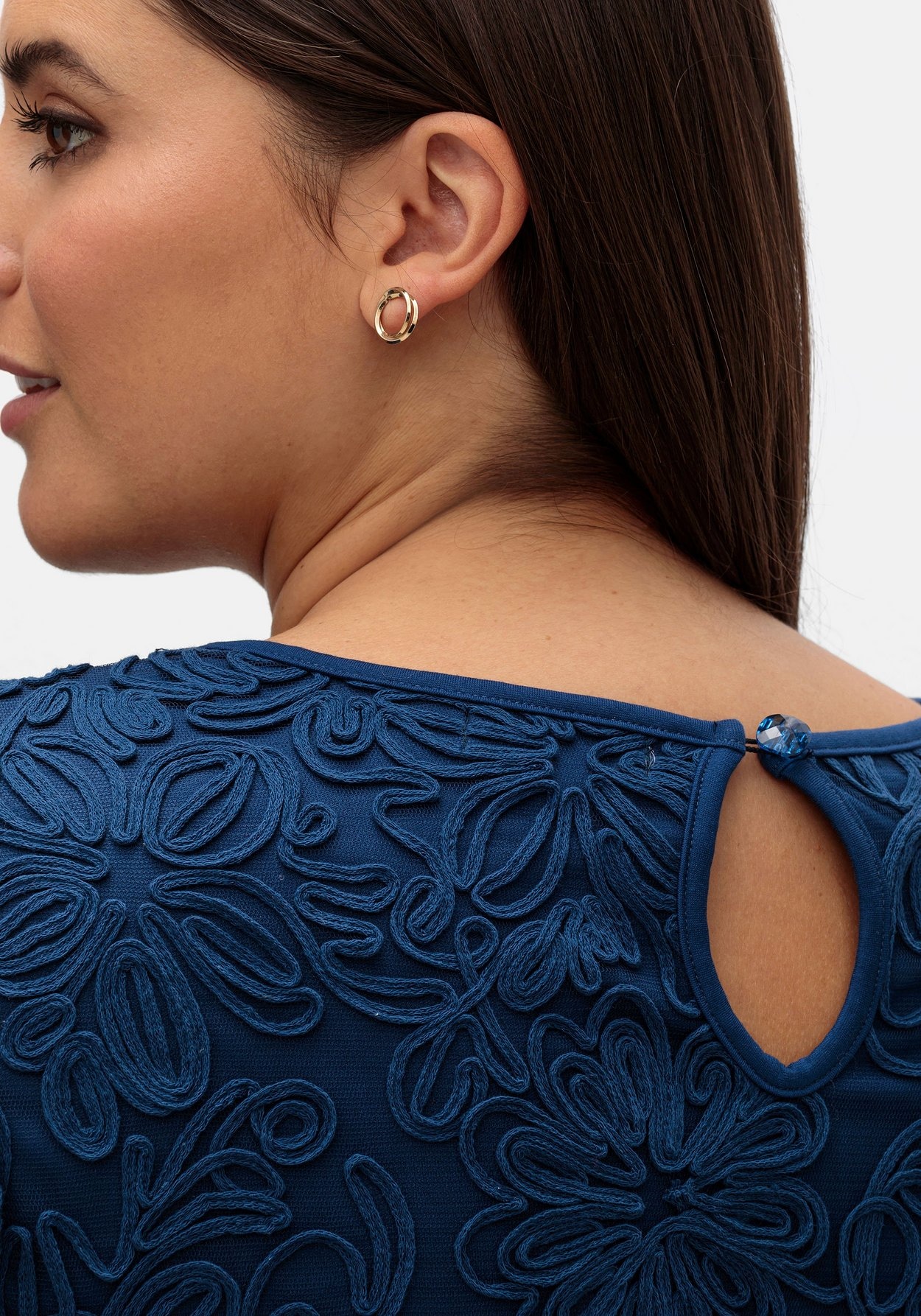 Sheego Abendkleid »Cocktailkleid mit Zierbortenstickerei am Oberteil«, mit Zierbortenstickerei am Oberteil