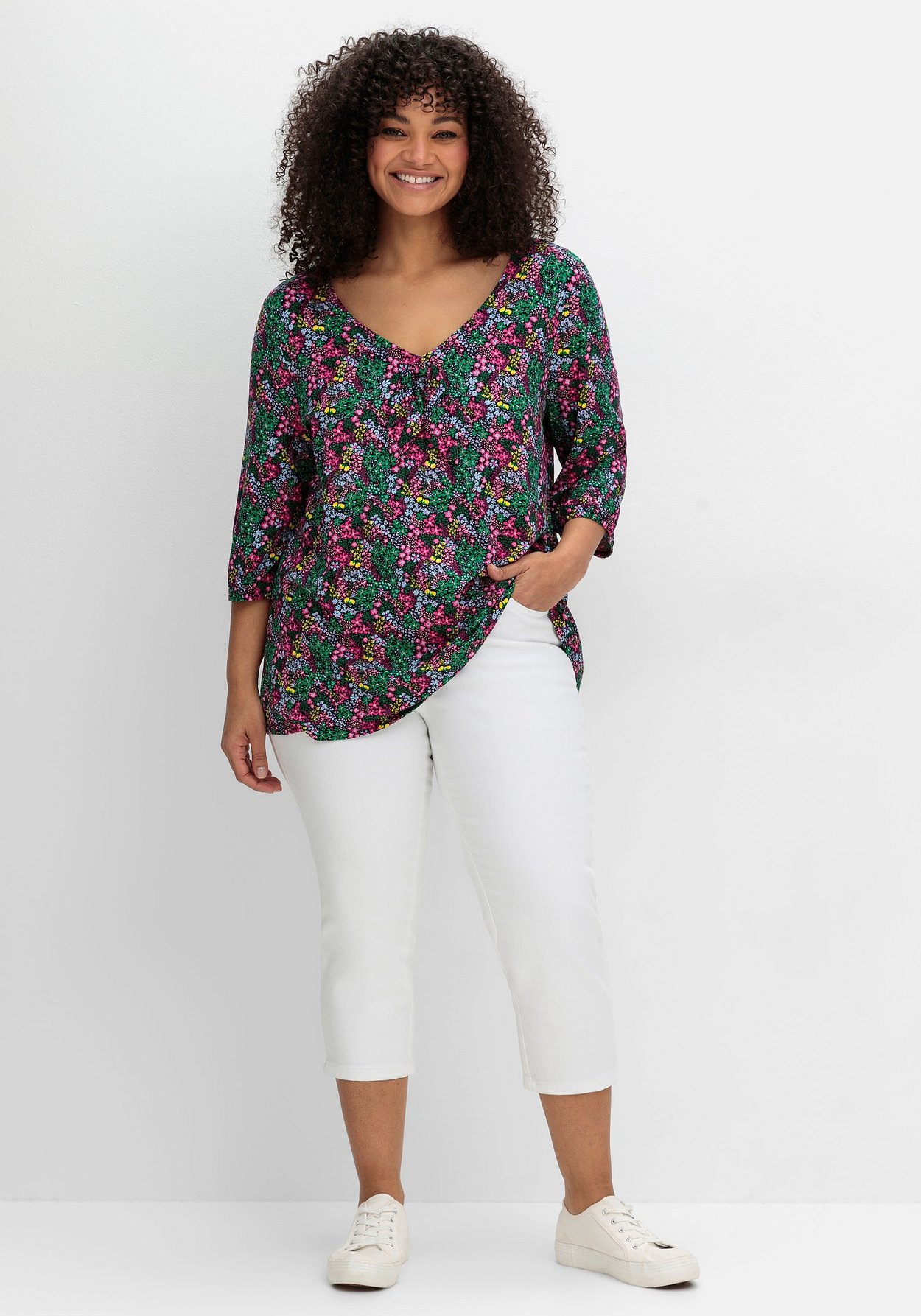Sheego T-Shirt »Shirt mit Allover-Blumendruck und tiefem Ausschnitt«