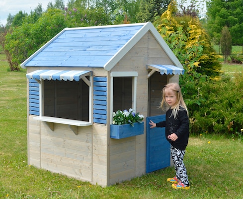 Spielhaus aus Holz mit blauem Dach, Fensterbalken und Blumenkasten