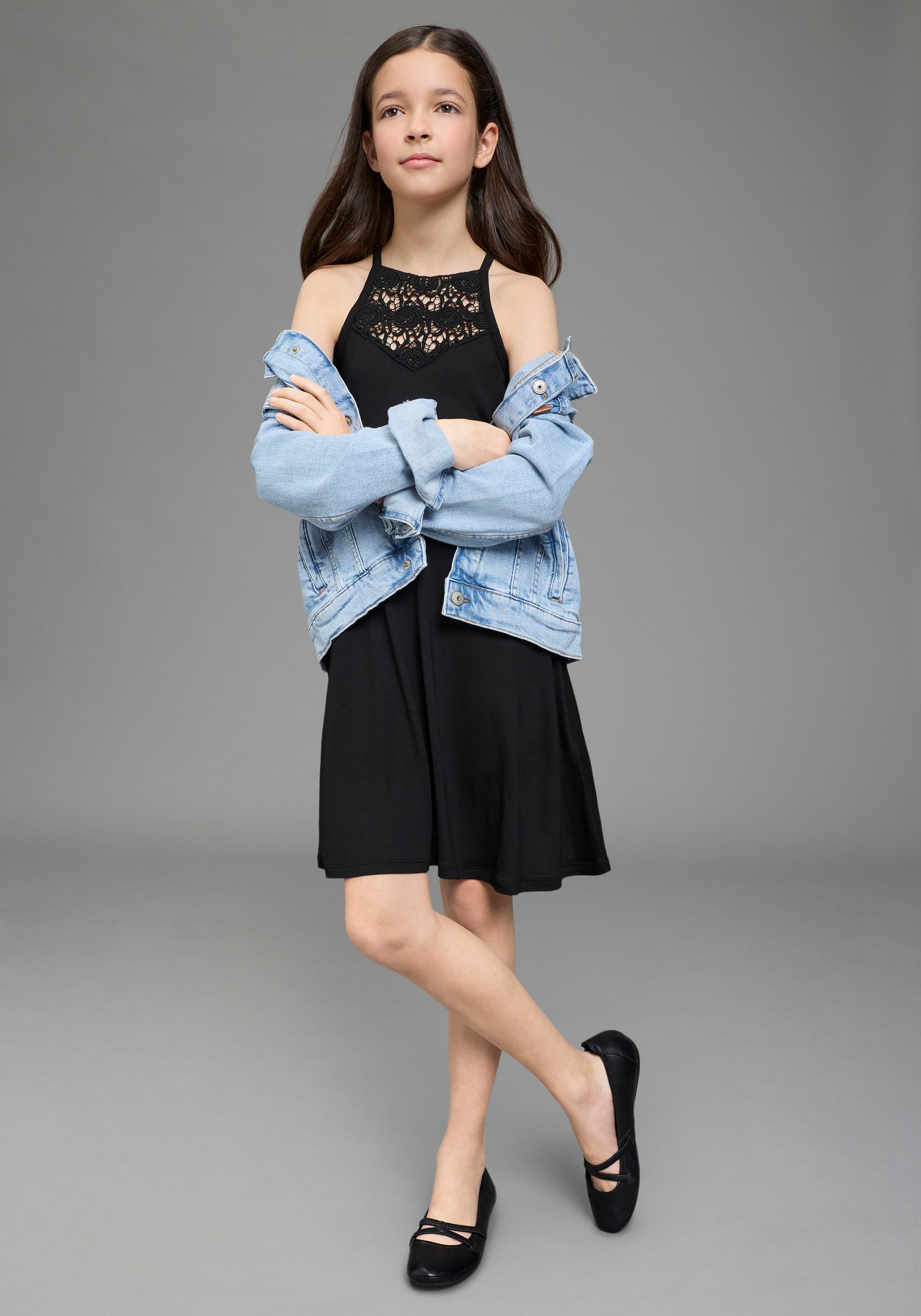 Bruno Banani Jerseykleid »Träger-Kleid mit Häkelspitze am Ausschnitt« für Mädchen, unifarbenes Design, ausgestellte Passform