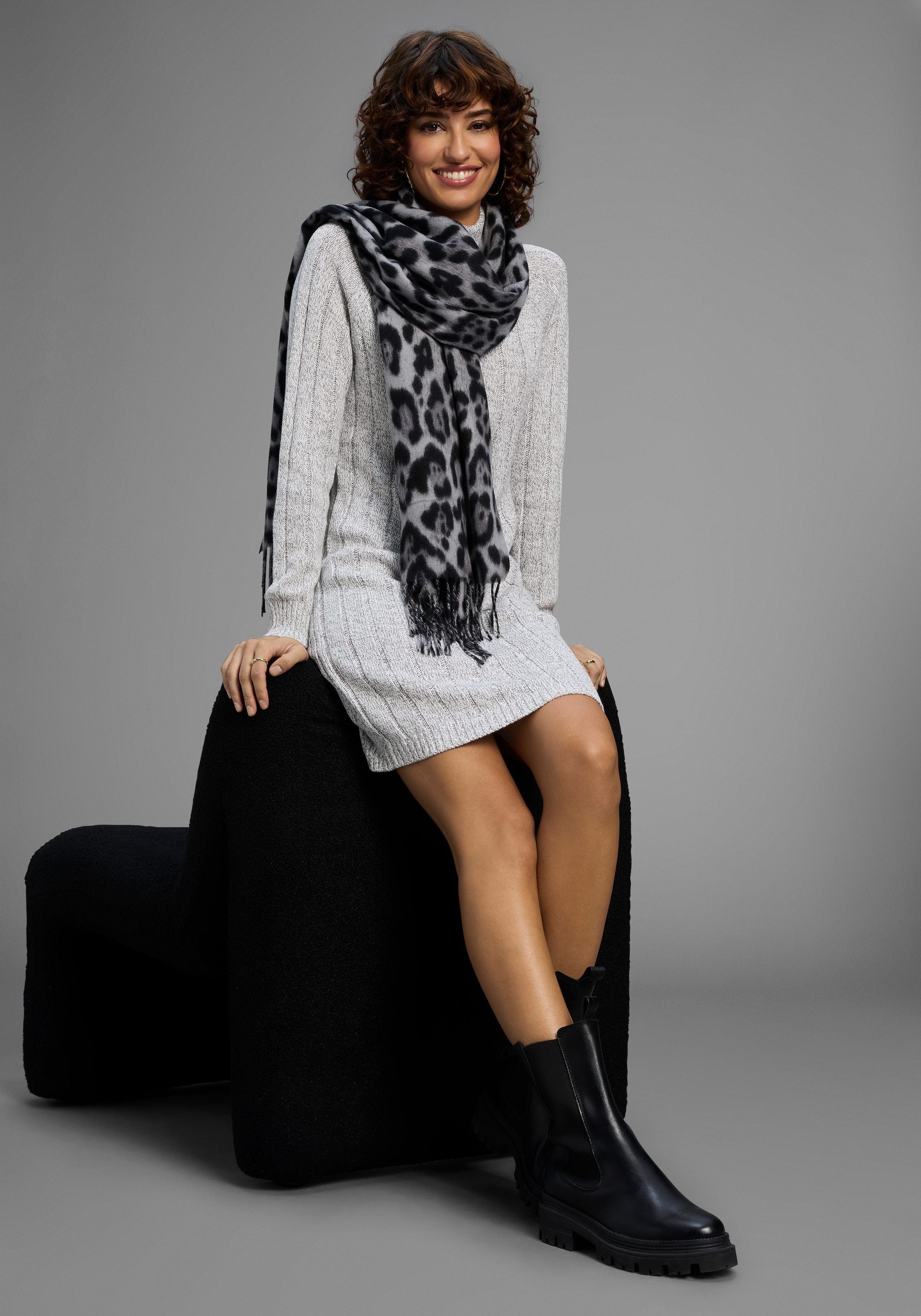 Laura Scott Damen Modeschal im trendigen Leopard-Design mit Fransen - NEW