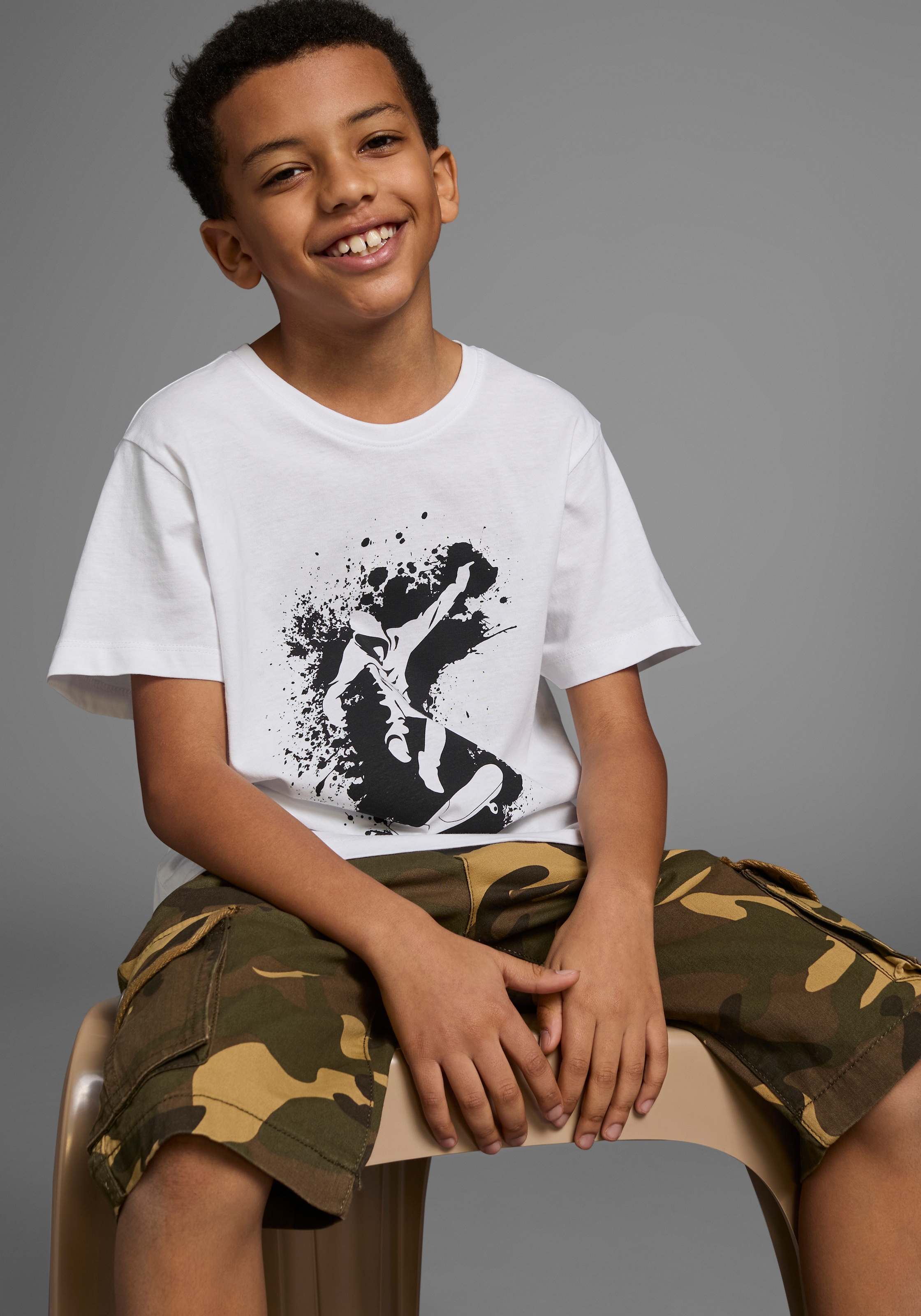KIDSWORLD T-Shirt »Mit coolem SKATER-Print«, Kurzarm, Basic-Passform, bedruckt, Rundhalsausschnitt