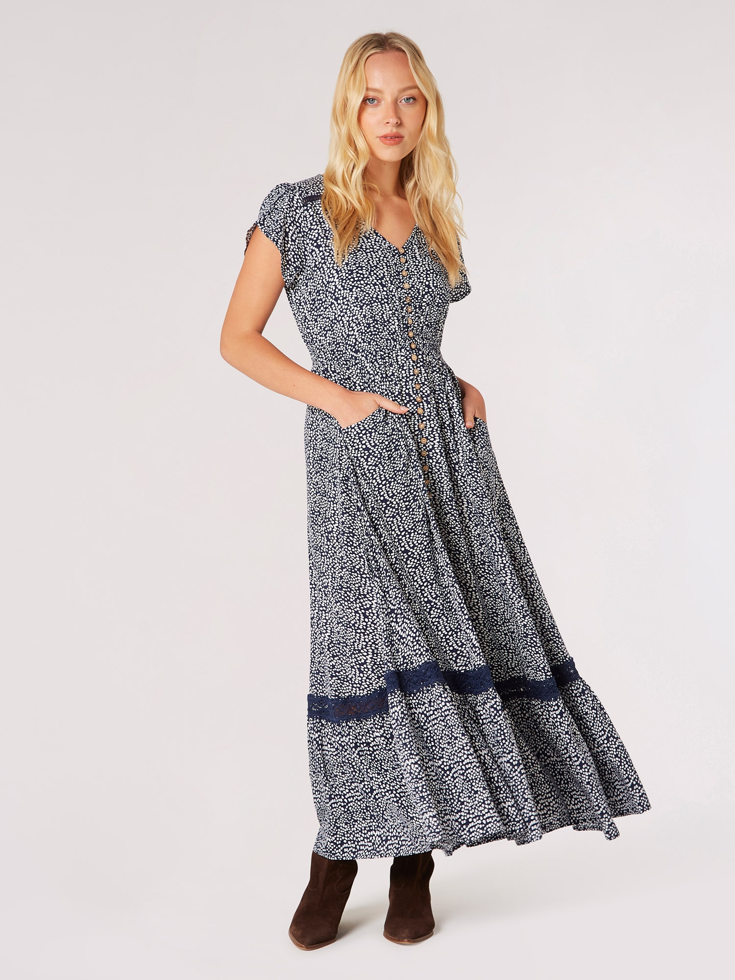 Apricot Maxikleid »Maxikleid« Nicht angegeben, 1 tlg. mit bestickter Bordüre