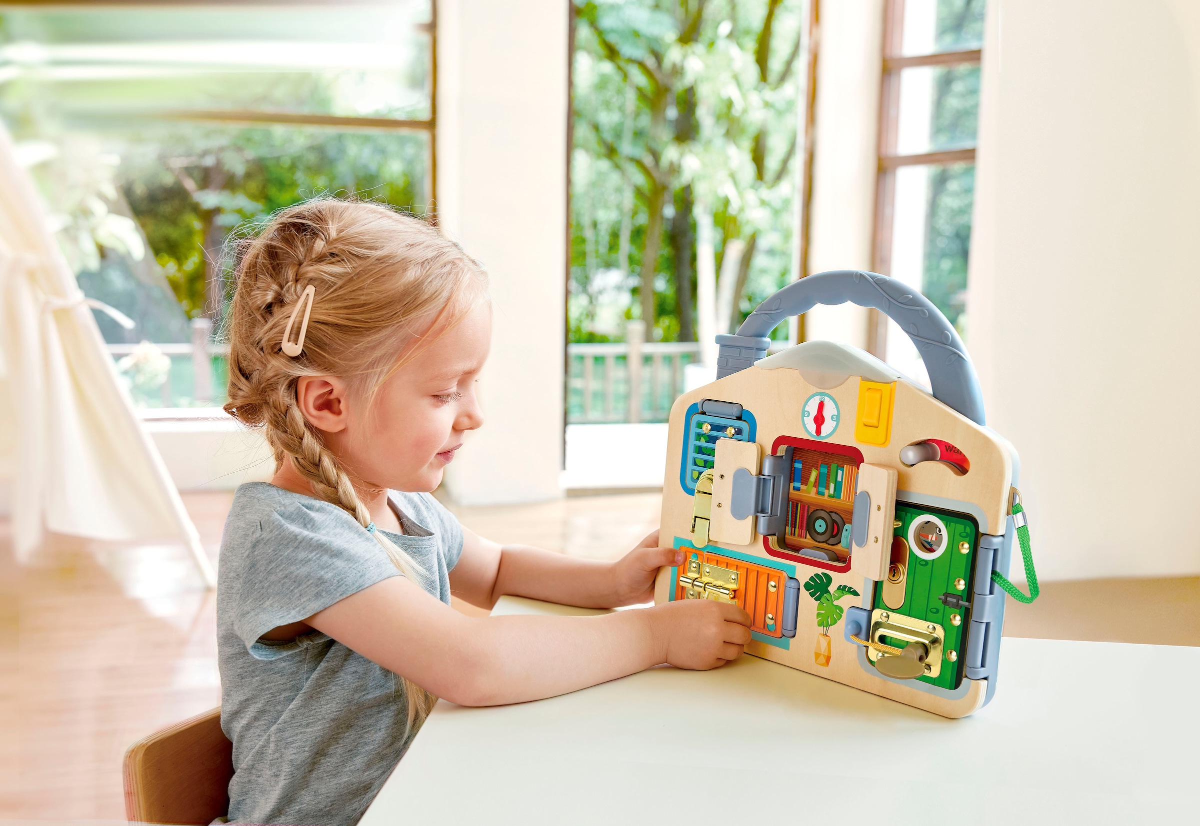 Hape Motorikbrett »Spiele-Tafel Schloss & Schlüssel« mit Lichtfunktion