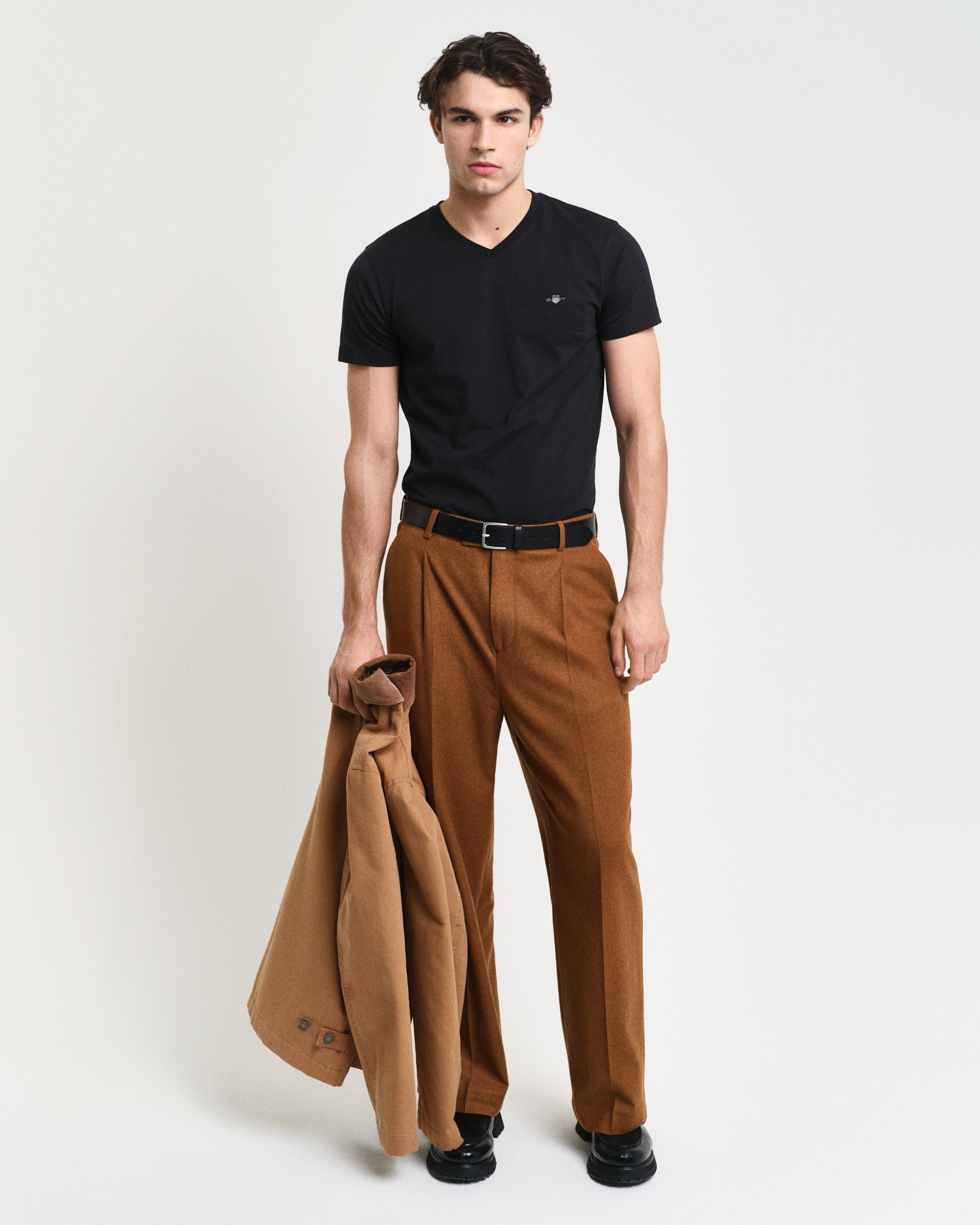 Gant T-Shirt »SLIM SHIELD V-NECK T-SHIRT«, mit einer kleinen Logostickerei auf der Brust