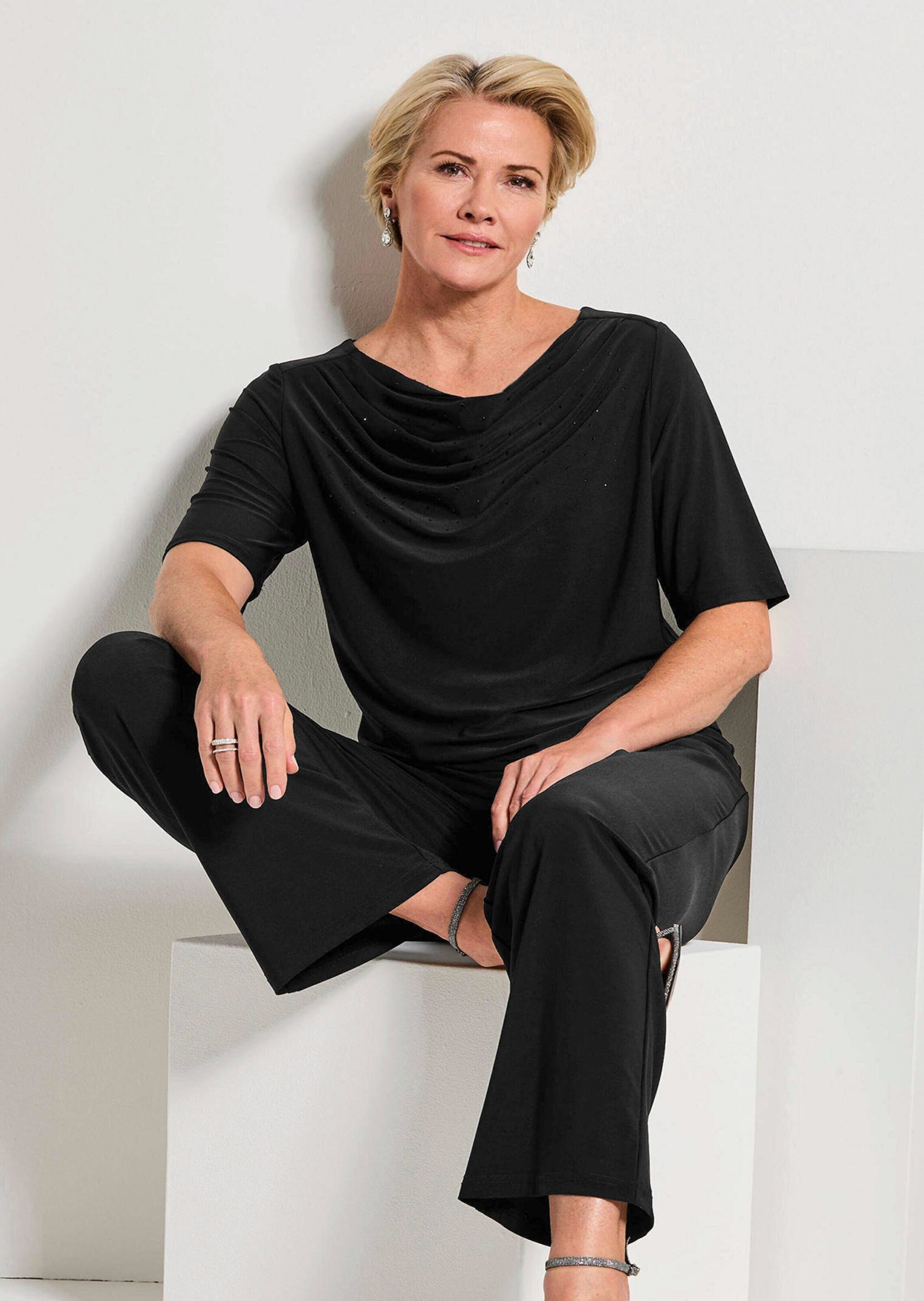 GOLDNER Kurzarmshirt »Jerseyshirt mit Glitzersteinen« Ton in Ton Hotfix am Wasserfallausschnitt