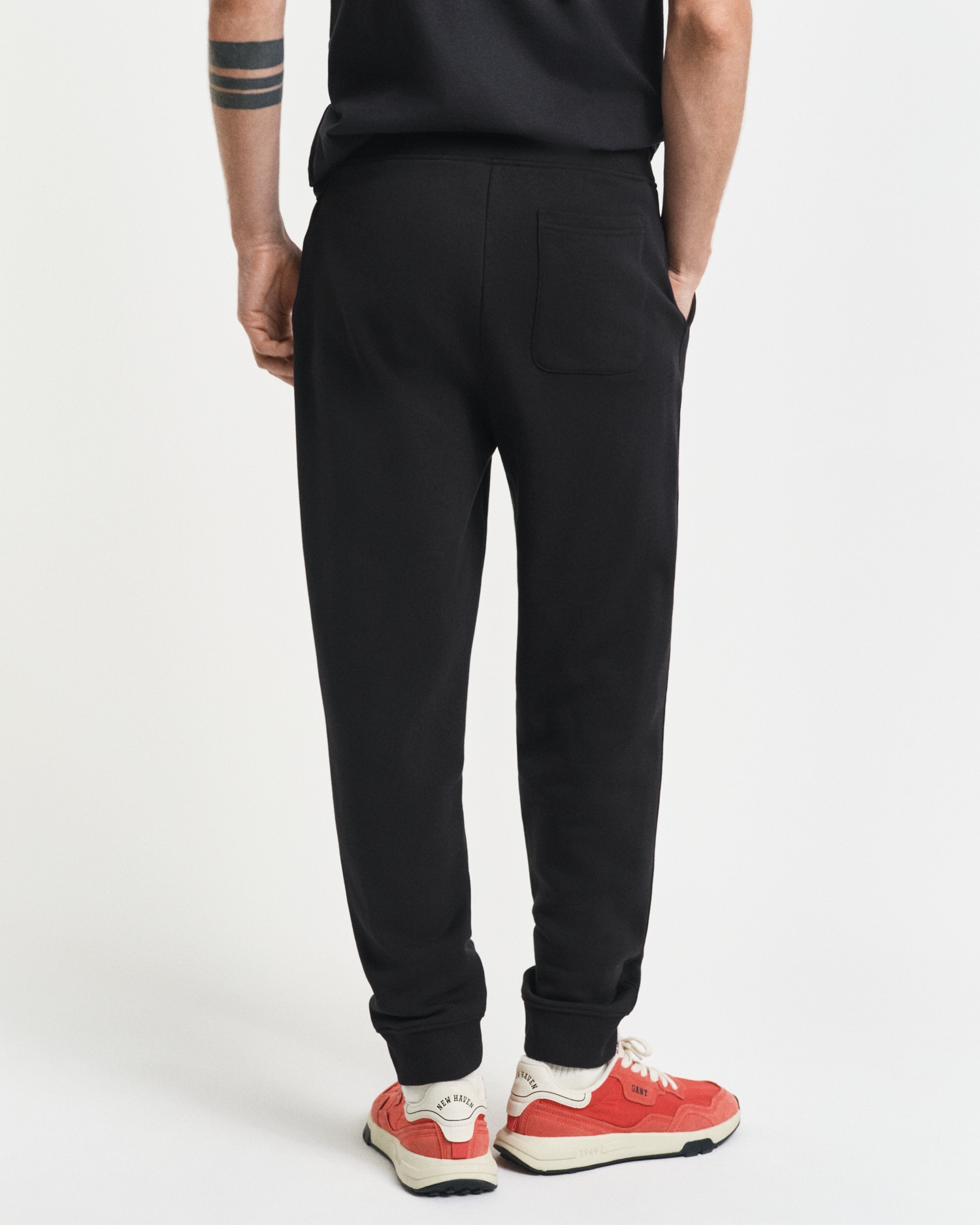 Gant Sweathose »REG SHIELD SWEATPANTS«, mit Logostickerei unterhalb des Bunds