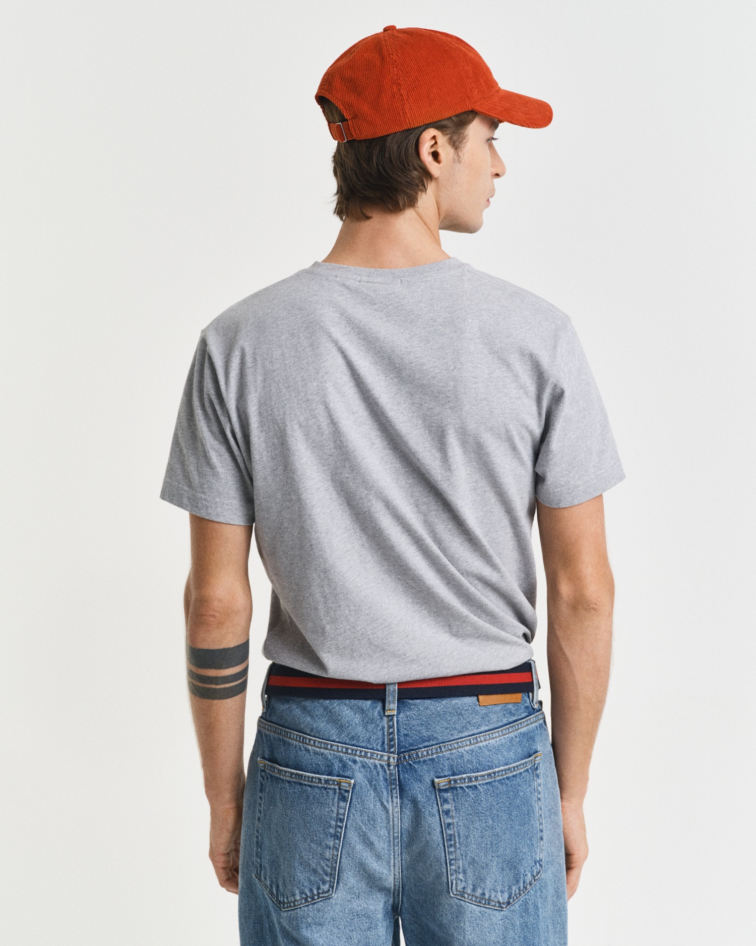 Gant T-Shirt »SLIM SHIELD V-NECK T-SHIRT«, mit einer kleinen Logostickerei auf der Brust