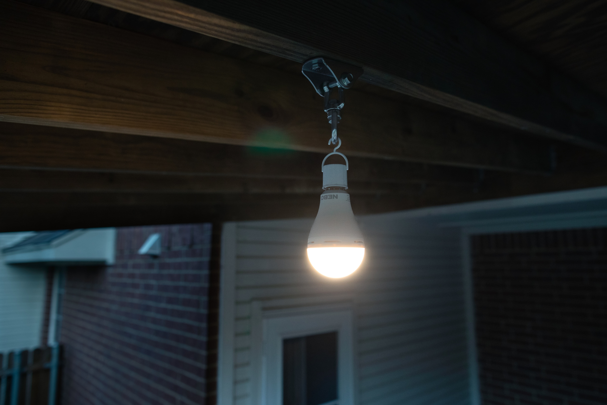 NEBO LED-Leuchtmittel »BLACKOUT BACKUP™«, E27, Warmweiß, bis zu 12 Std. Notbeleuchtung dank Akku