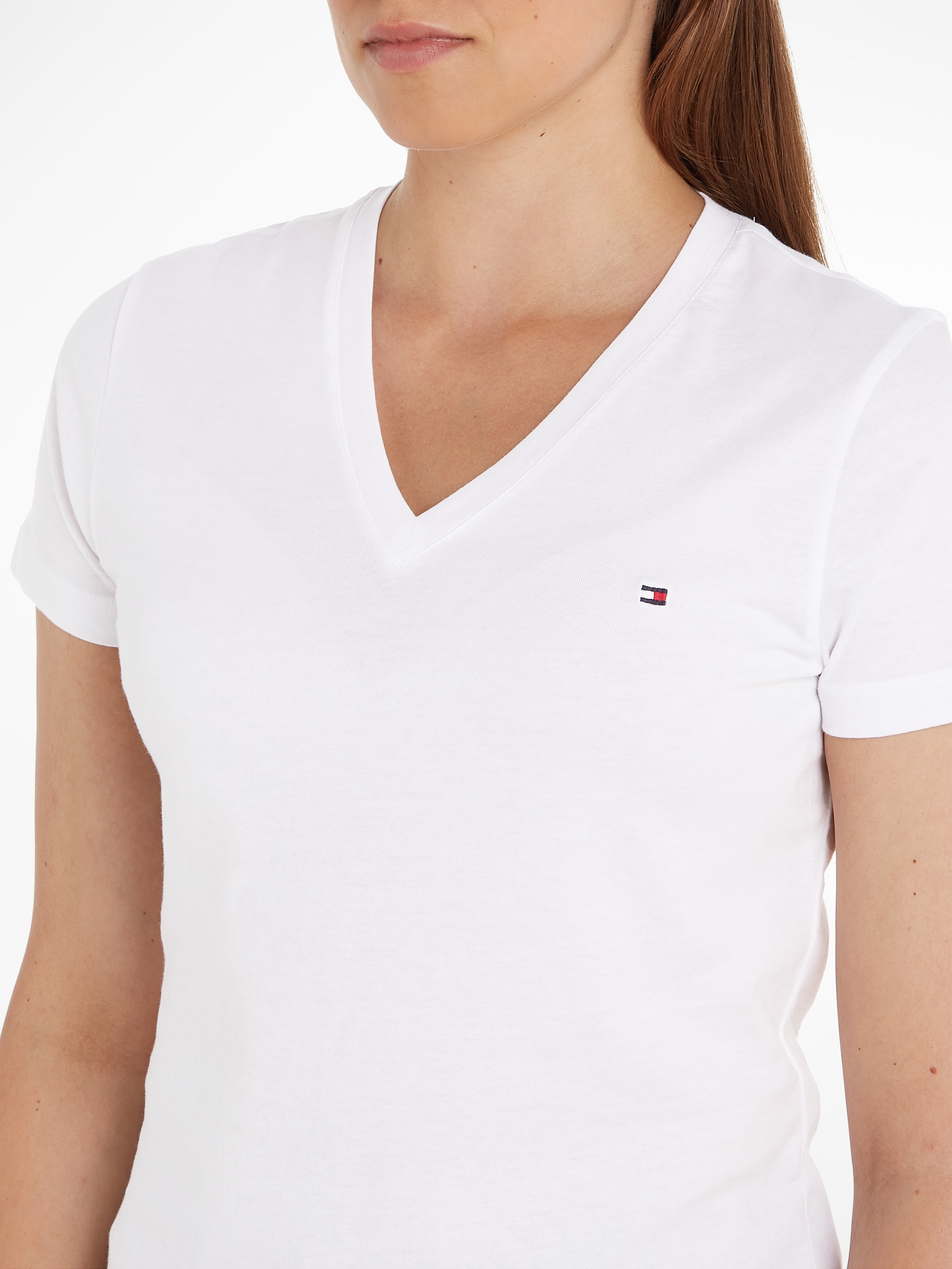 Tommy Hilfiger T-Shirt »HERITAGE V-NK TEE«, mit Tommy Hilfiger Logo-Flag auf der Brust