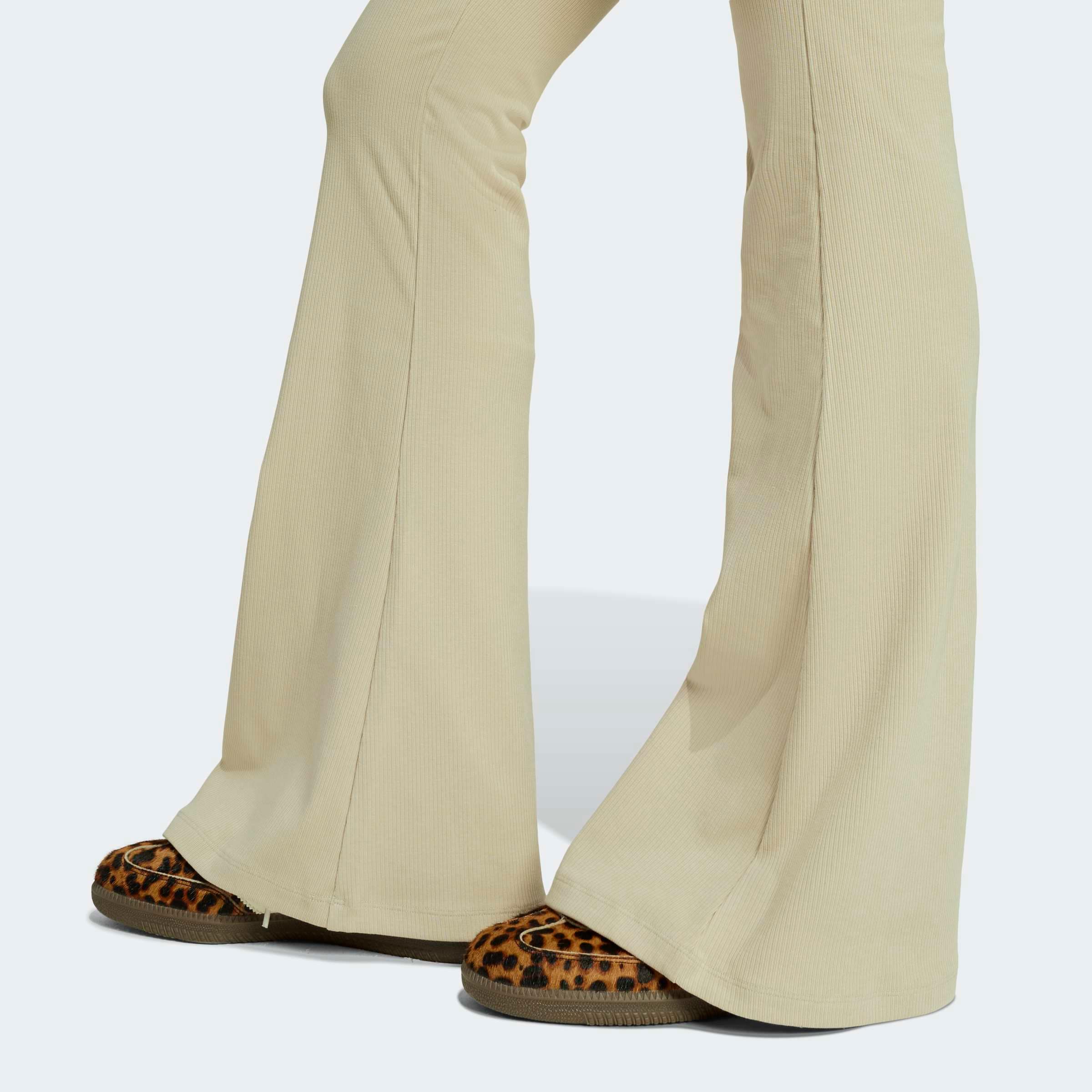 adidas Originals Leggings »ESS FL LEGGINGS«  mit ausgestelltem Bein und Ripp Optik, hoher Bund